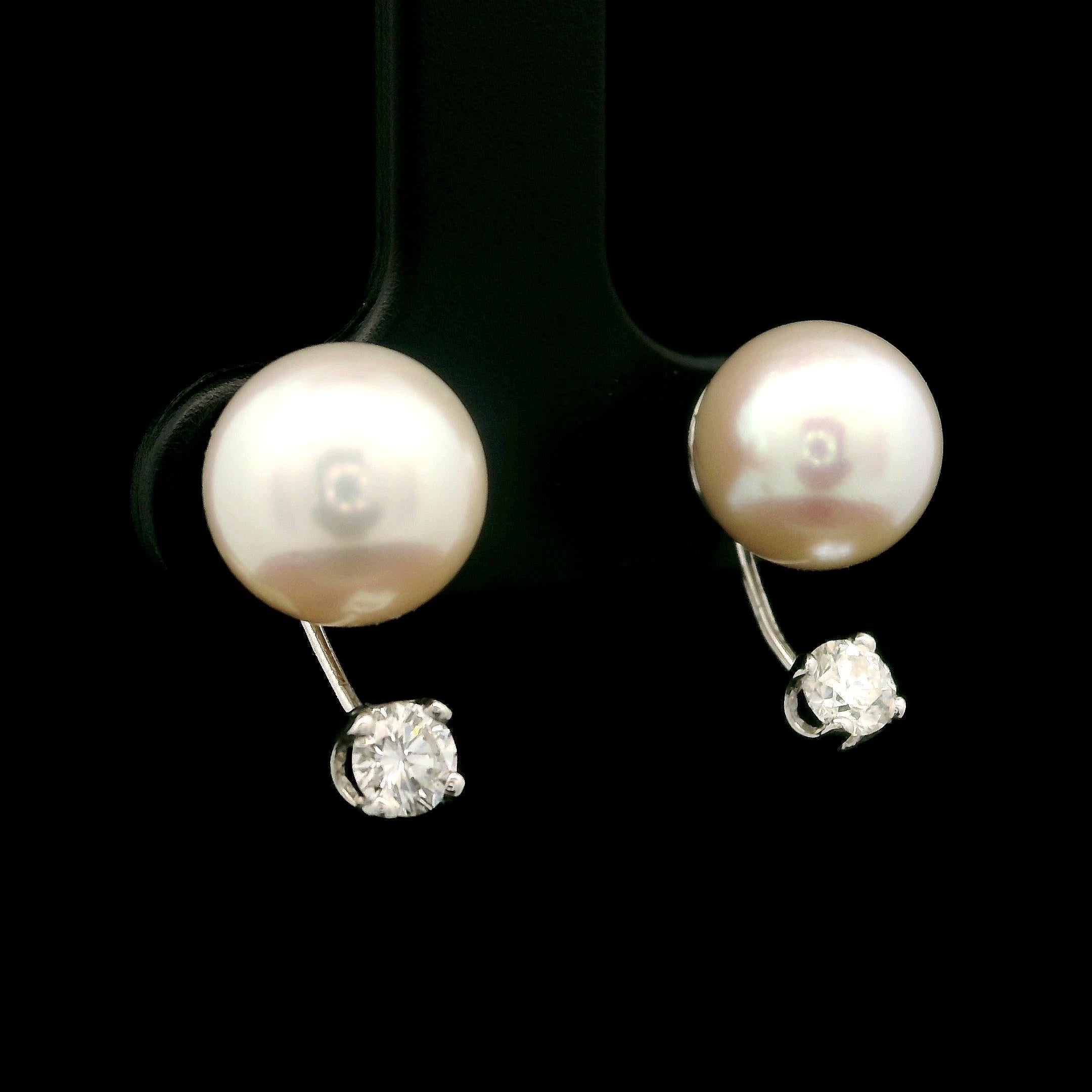 --Pietre: --
(2) Perle coltivate autentiche - Forma rotonda - Colore bianco con sfumature rosa chiaro - 8,1-8,2 mm (circa)
(2) Diamanti naturali autentici - taglio rotondo brillante - incastonati - colore G - purezza VS2 - 0,28ctw