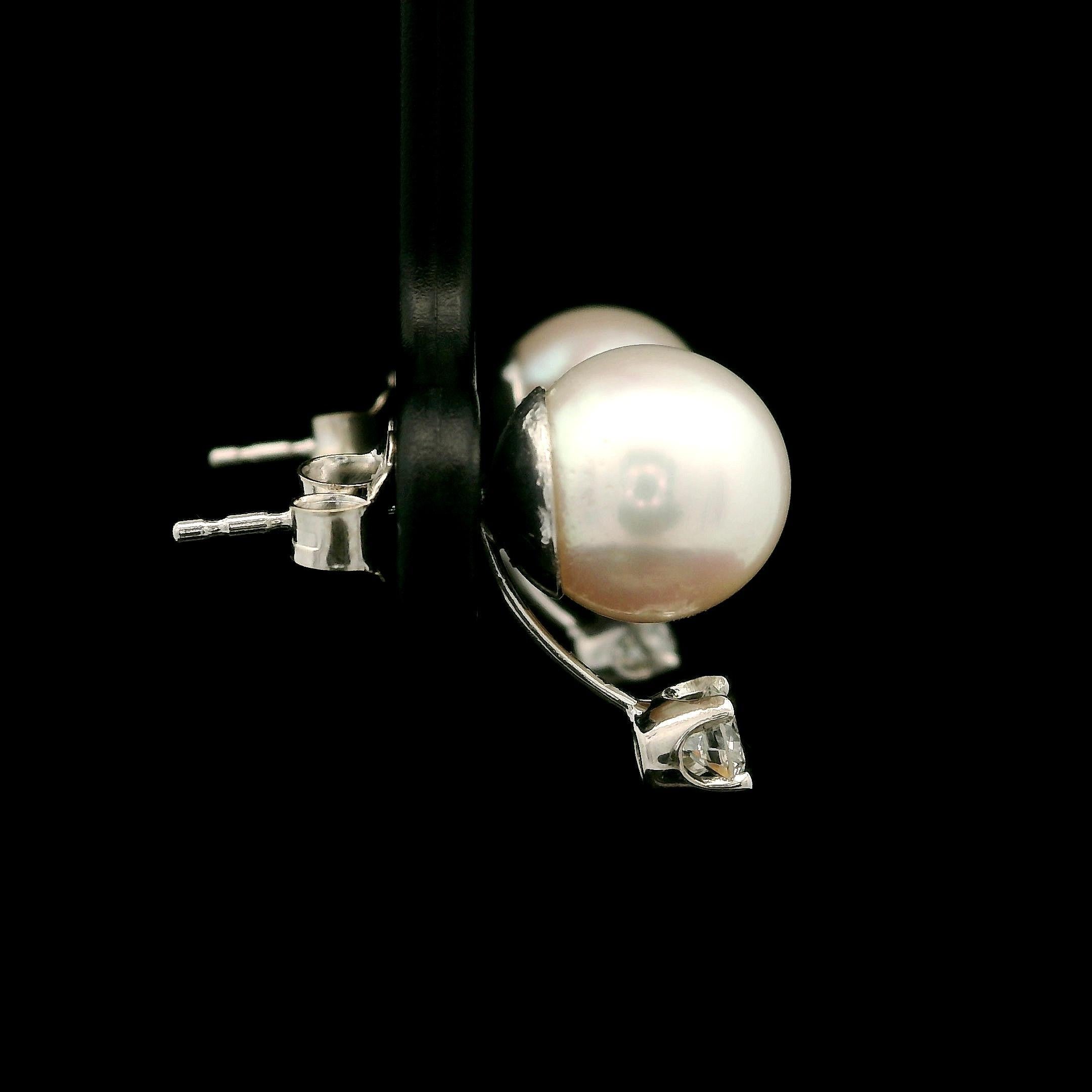 Taglio rotondo Orecchini in oro bianco 14k con perle coltivate da 8,2 mm e diamanti fluttuanti da 0,28 ct. in vendita