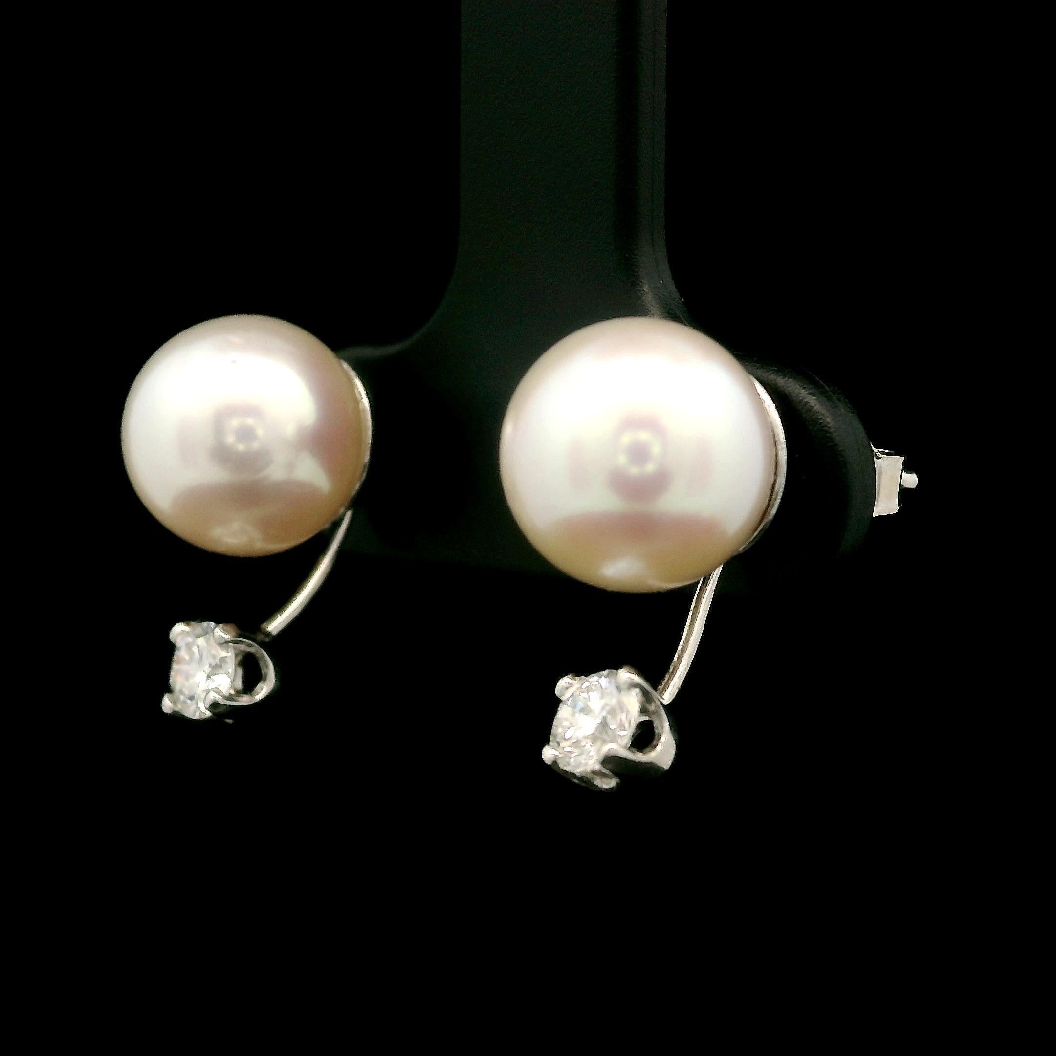 Orecchini in oro bianco 14k con perle coltivate da 8,2 mm e diamanti fluttuanti da 0,28 ct. in vendita 1