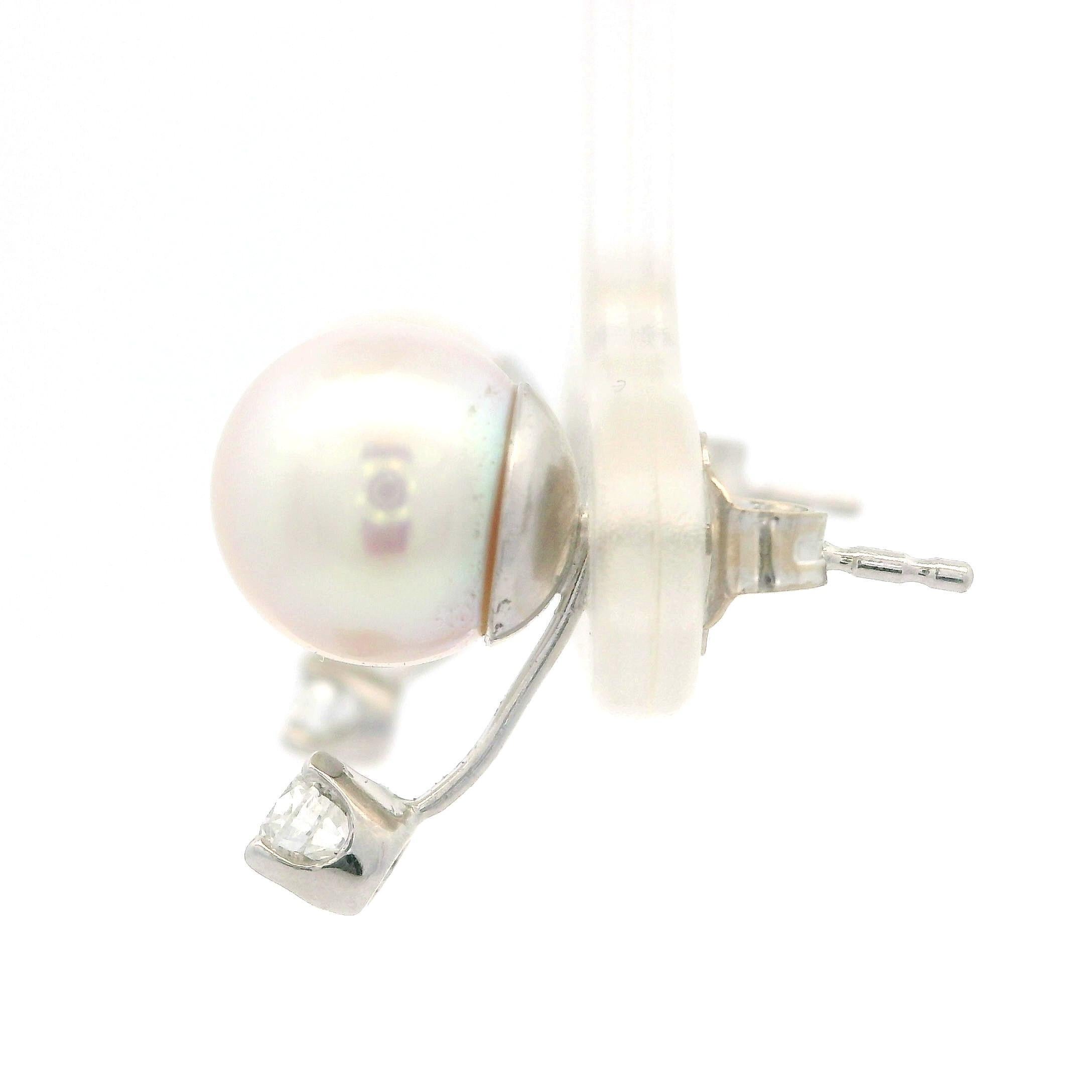 Orecchini in oro bianco 14k con perle coltivate da 8,2 mm e diamanti fluttuanti da 0,28 ct. in vendita 2