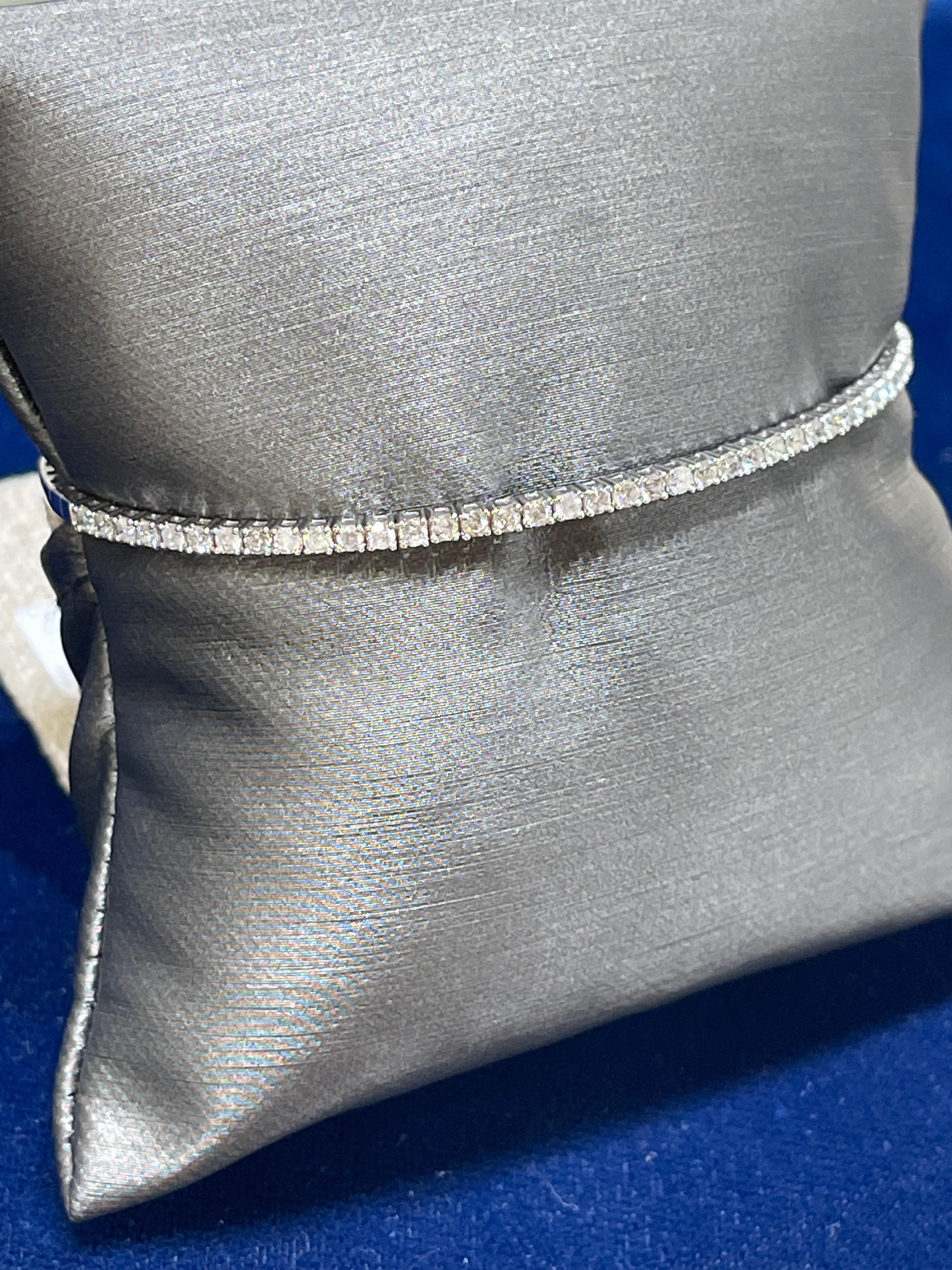Flex-Armreif aus 14 Karat Weißgold .85 Karat Diamant (Rundschliff) im Angebot