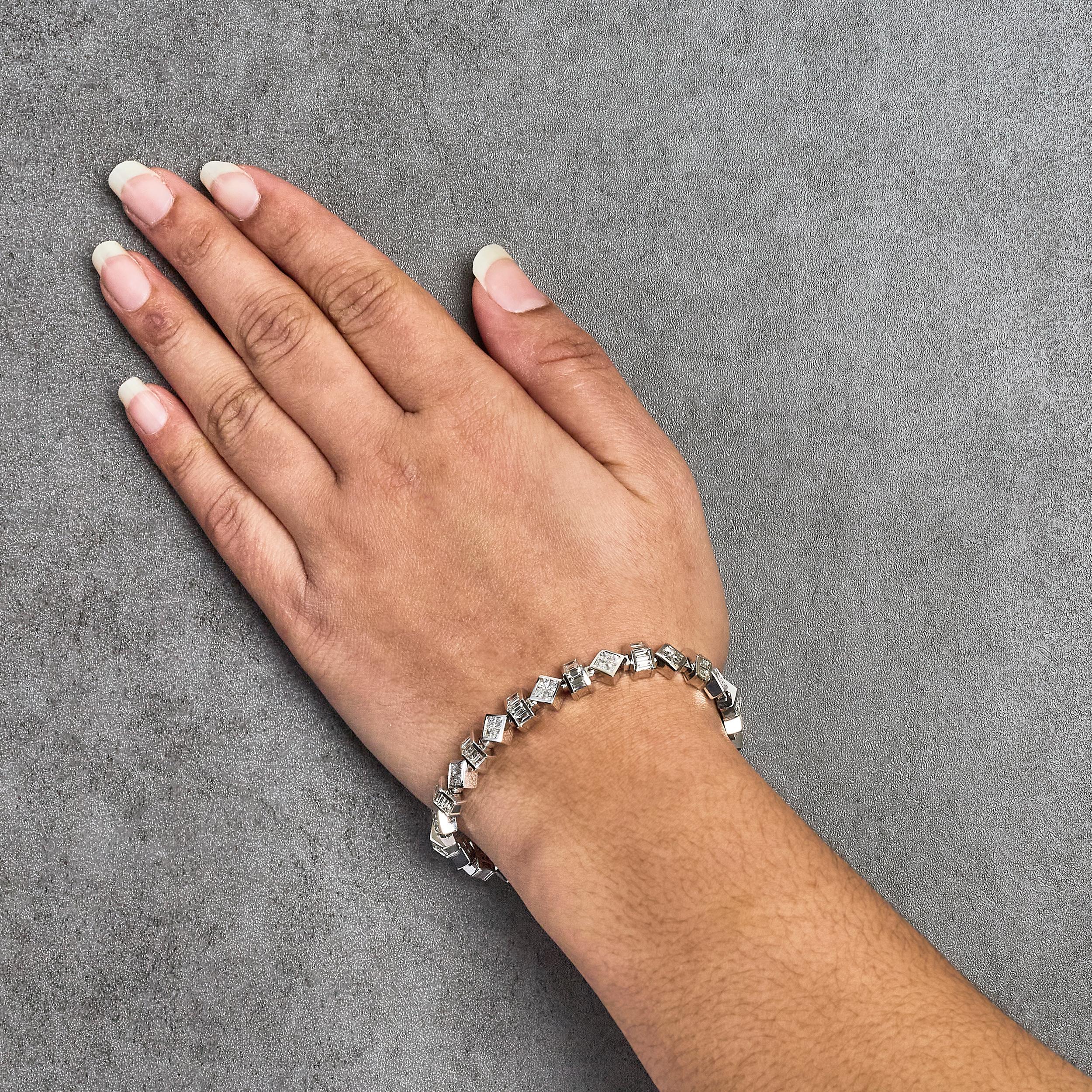 Bracelet moderne à maillons en or blanc 14 carats avec diamants taille princesse et baguette de 9 1/4 carats Pour femmes en vente