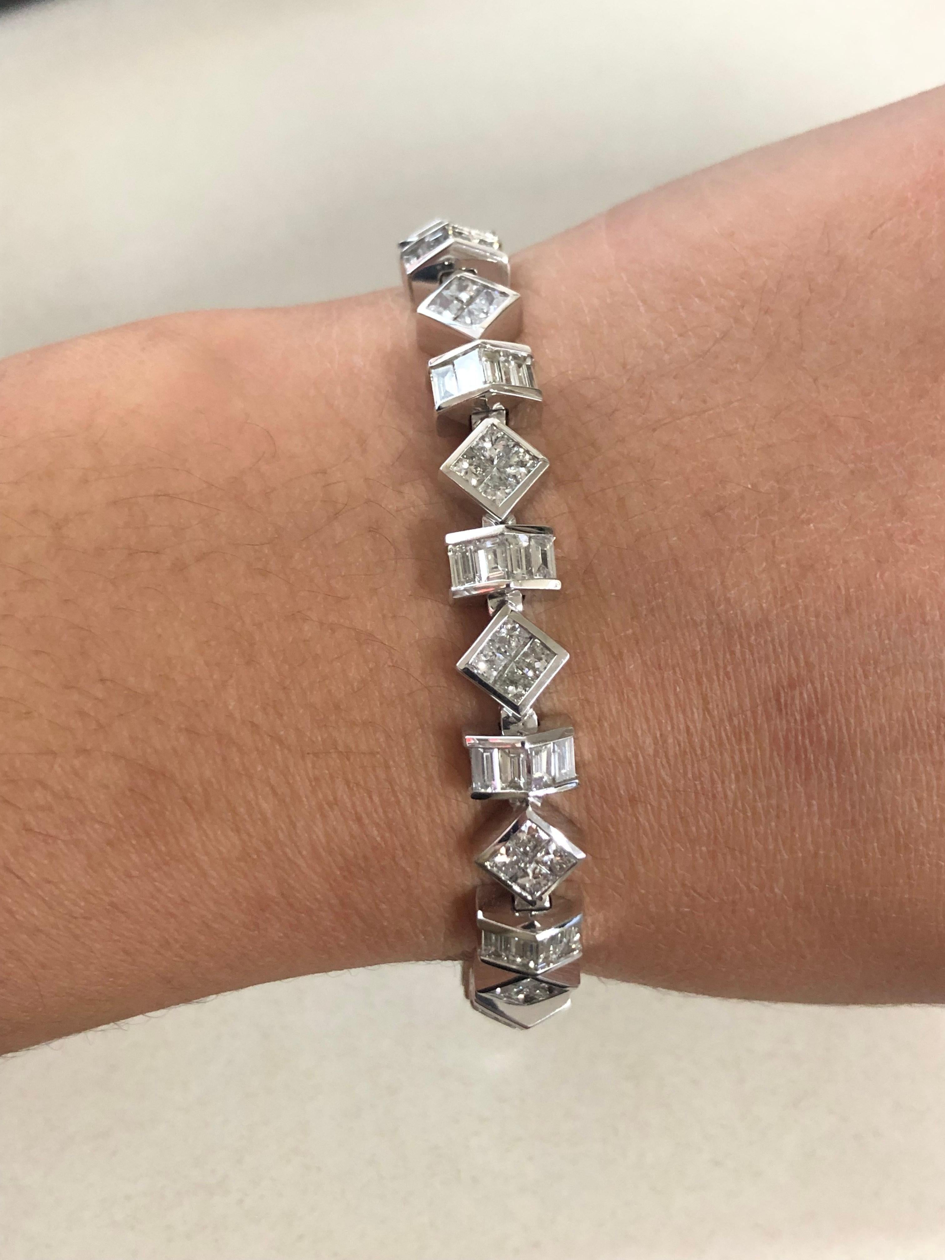 Bracelet moderne à maillons en or blanc 14 carats avec diamants taille princesse et baguette de 9 1/4 carats en vente 1