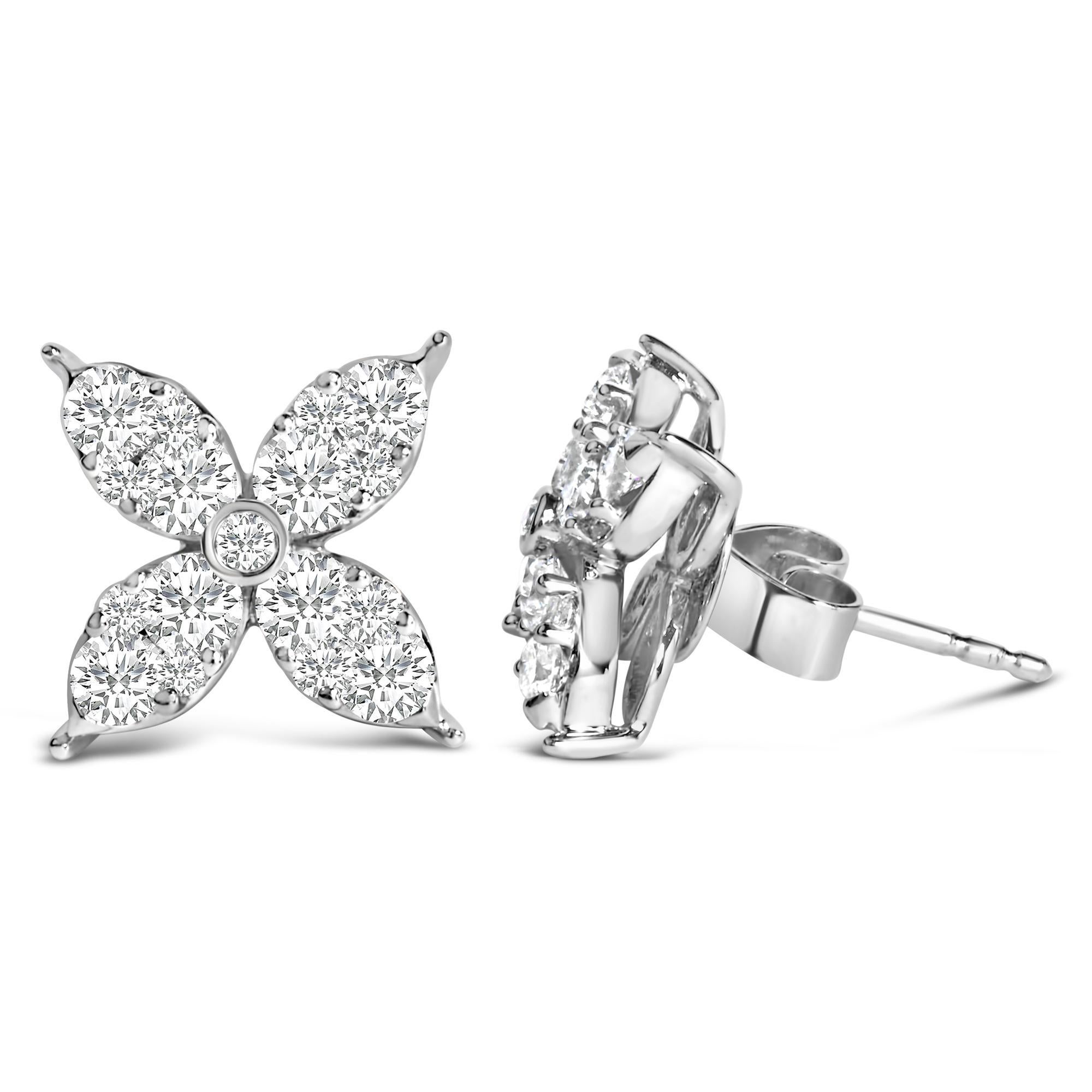 Moderno Orecchini a perno con quadrifoglio in oro bianco 14K con diamante da 9/10 Cttw