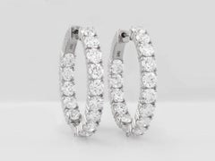Pendientes de aro «Inside-Out» de oro blanco de 14K con un diamante natural redondo de 9 quilates