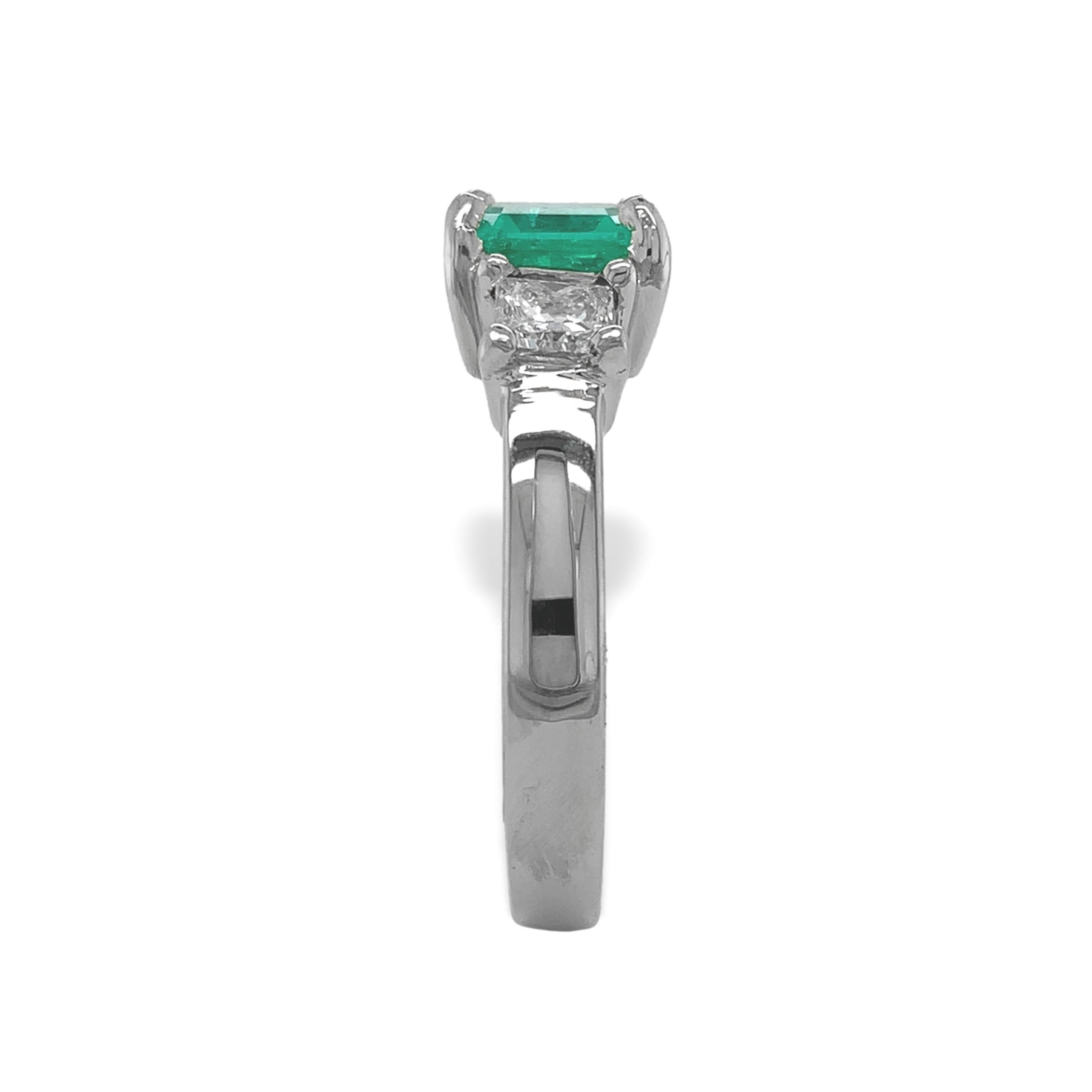 14K White Gold .90ct Colombian Emerald & Diamond Ring with Report In Good Condition For Sale In Big Bend, WI