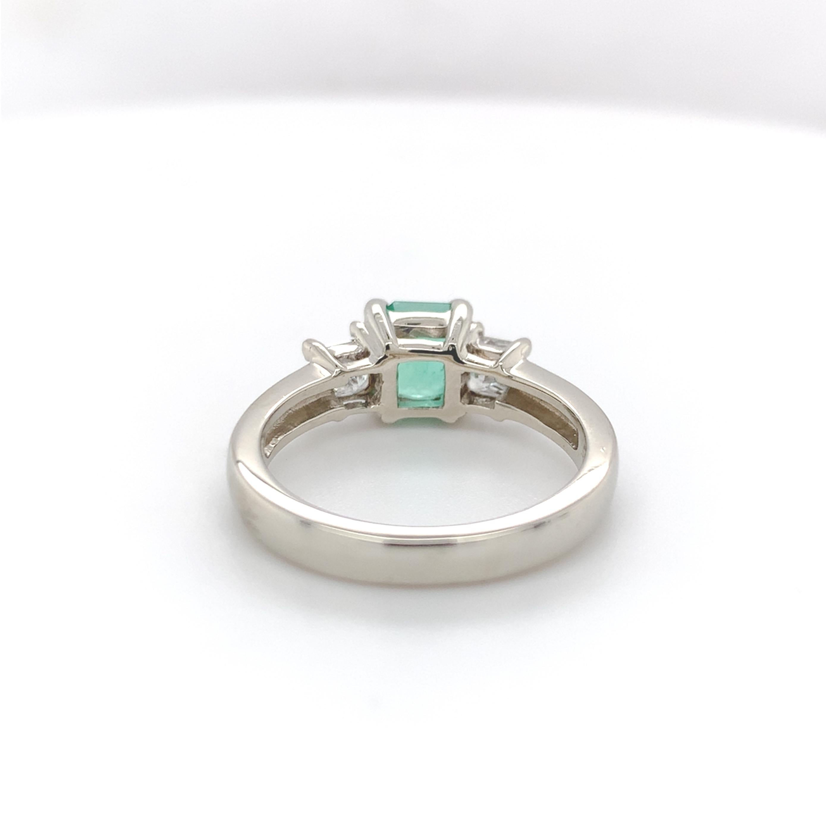 Women's 14K White Gold .90ct Colombian Emerald & Diamond Ring with Report For Sale