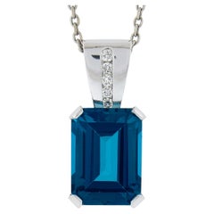 Pendentif et chaîne en or blanc 14 carats avec topaze bleue de Londres taille émeraude de 9,10 carats et diamant