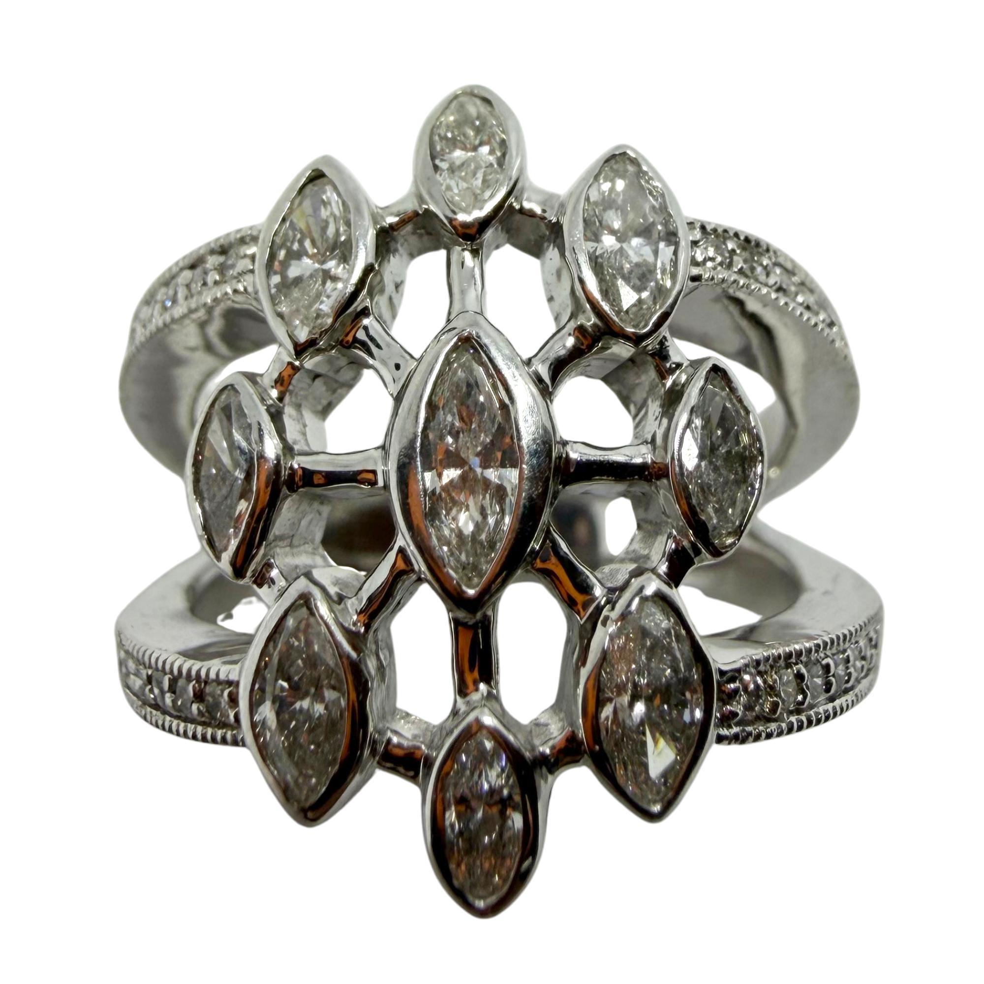 Un llamativo anillo de diamantes en forma de marquesa con un dise�ño calado simétrico que confiere a la pieza un aspecto atrevido pero ligero. Los diamantes de talla marquesa suman un total de 0,93 quilates, acentuados por otros 0,18 quilates de