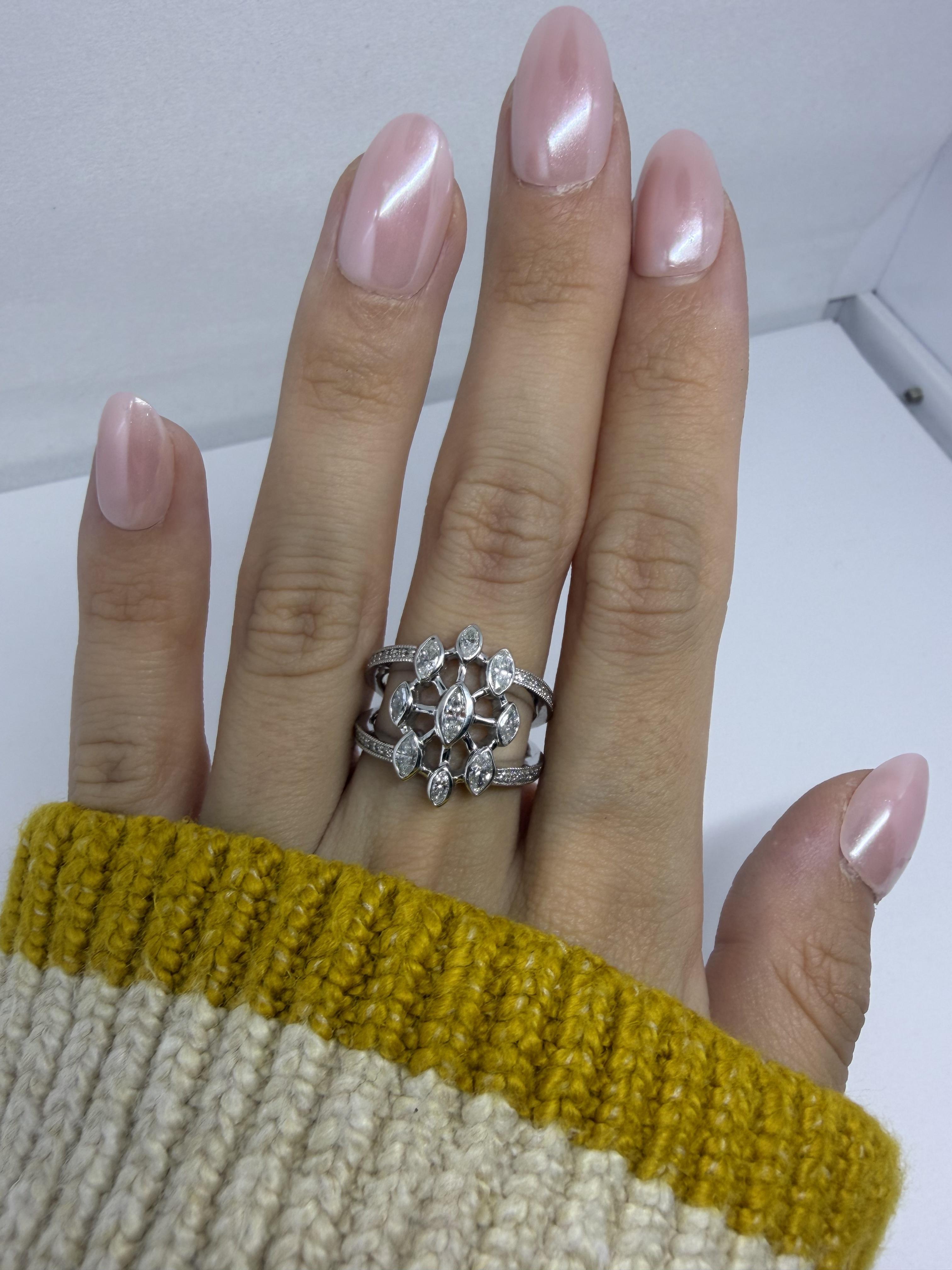 Anillo de oro blanco de 14 quilates con diamantes talla marquesa de 0,93 quilates en Bueno estado para la venta en New York, NY
