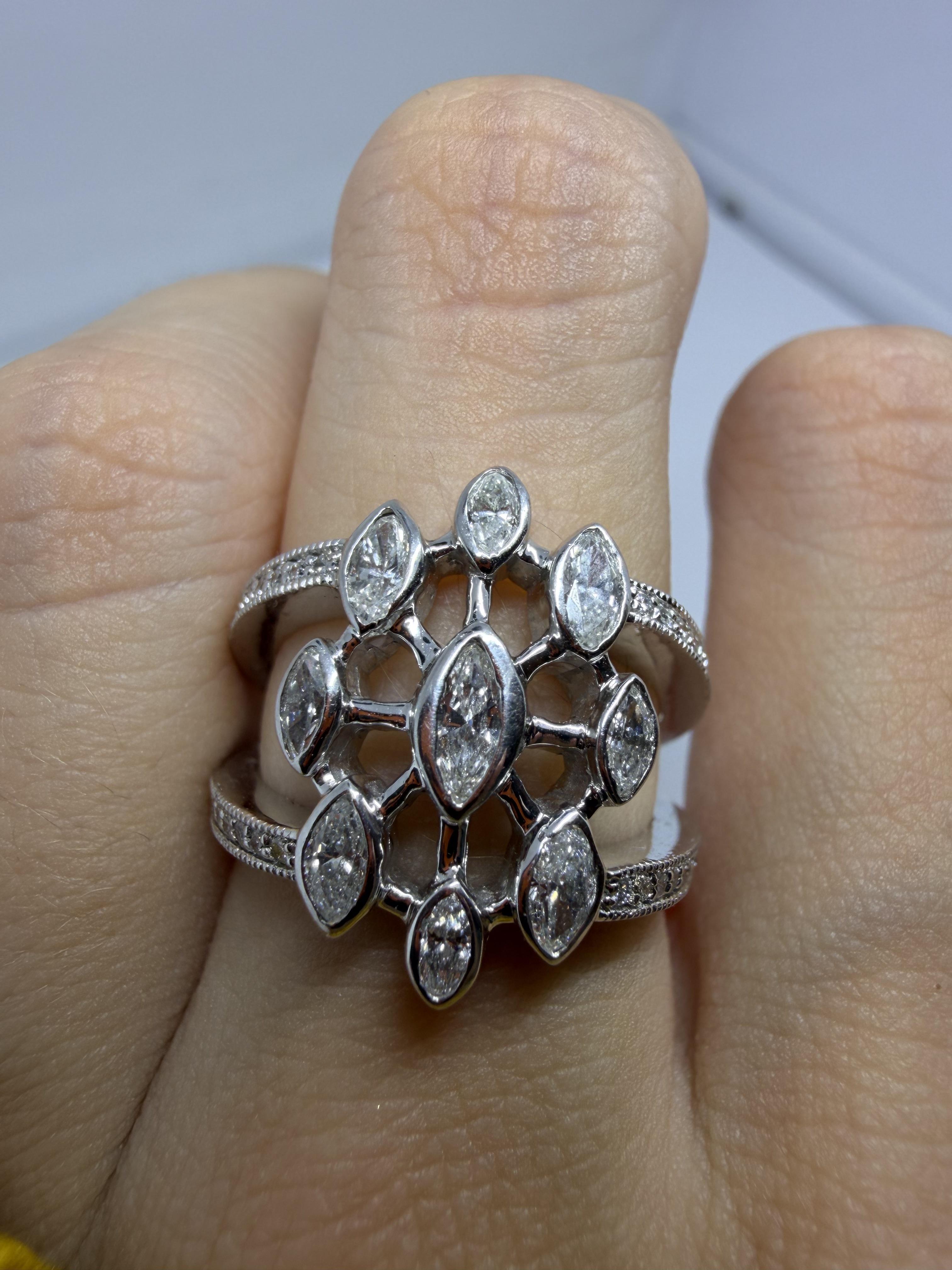 Femenino o masculino Anillo de oro blanco de 14 quilates con diamantes talla marquesa de 0,93 quilates en venta