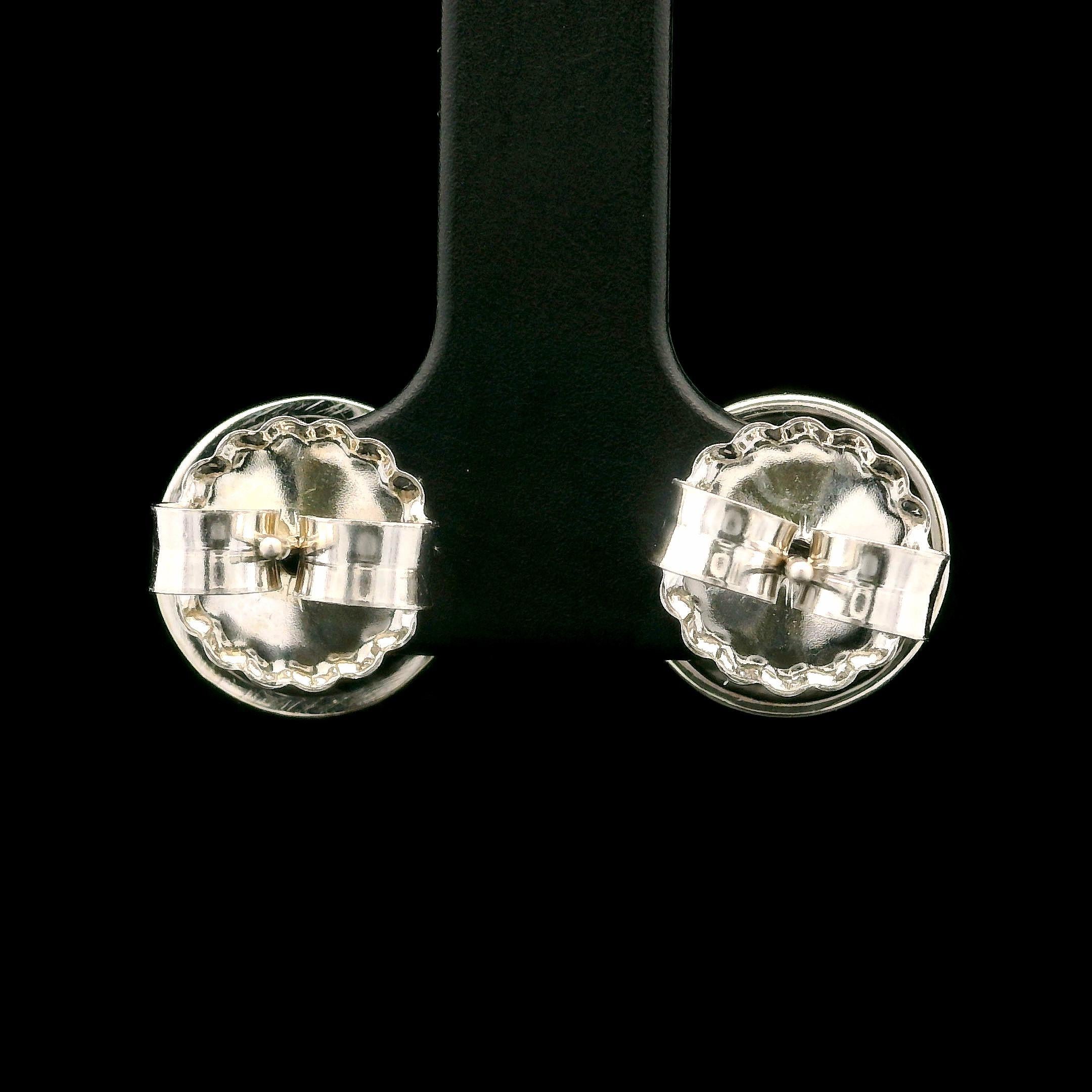 Cabochon Orecchini con castone di labradorite in oro bianco 14k da 9,4 mm con grandi farfalle in vendita