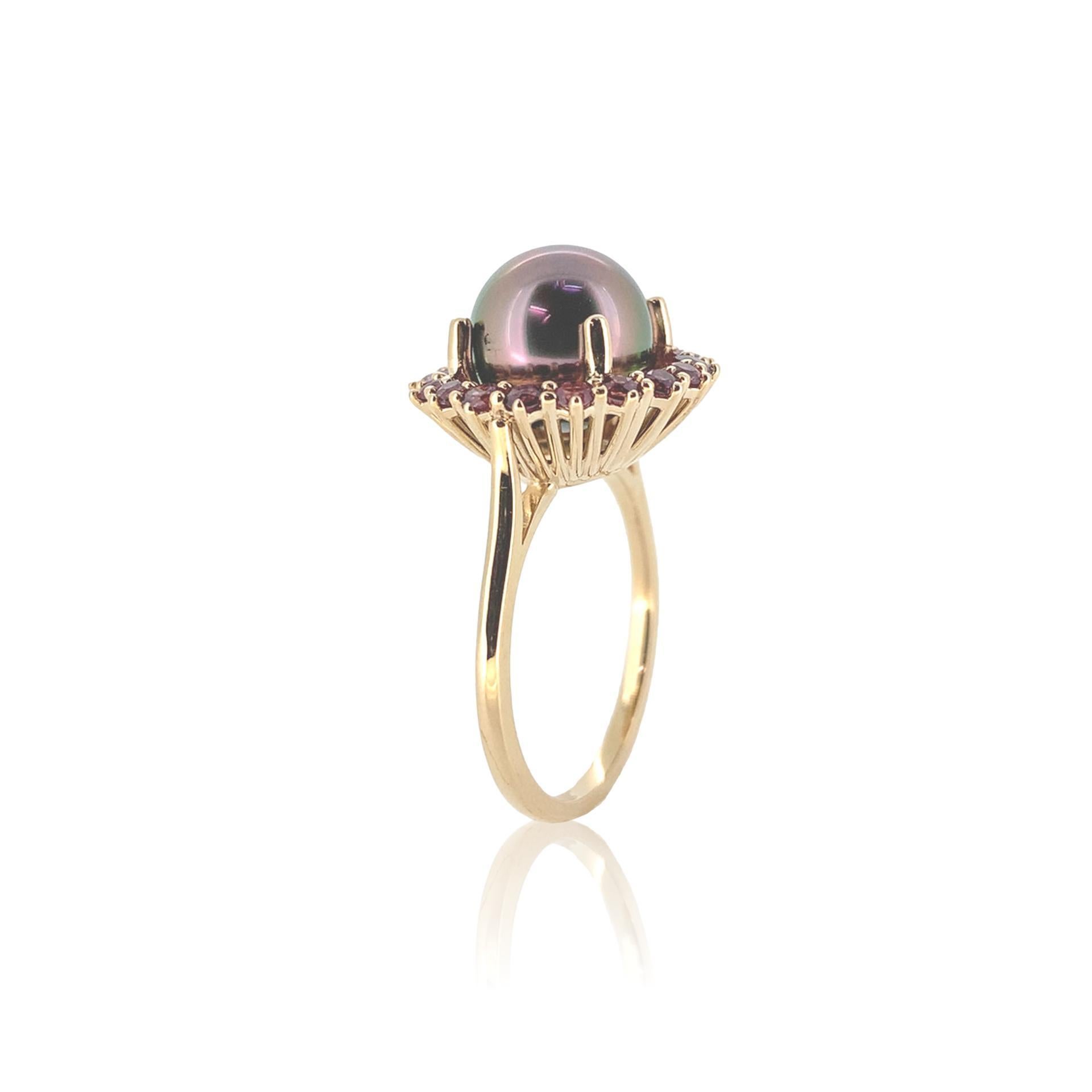 Contemporary 14K white gold 9.5mm Black Tahitian Pearl and Raspberry Sapphire Ring For Sale