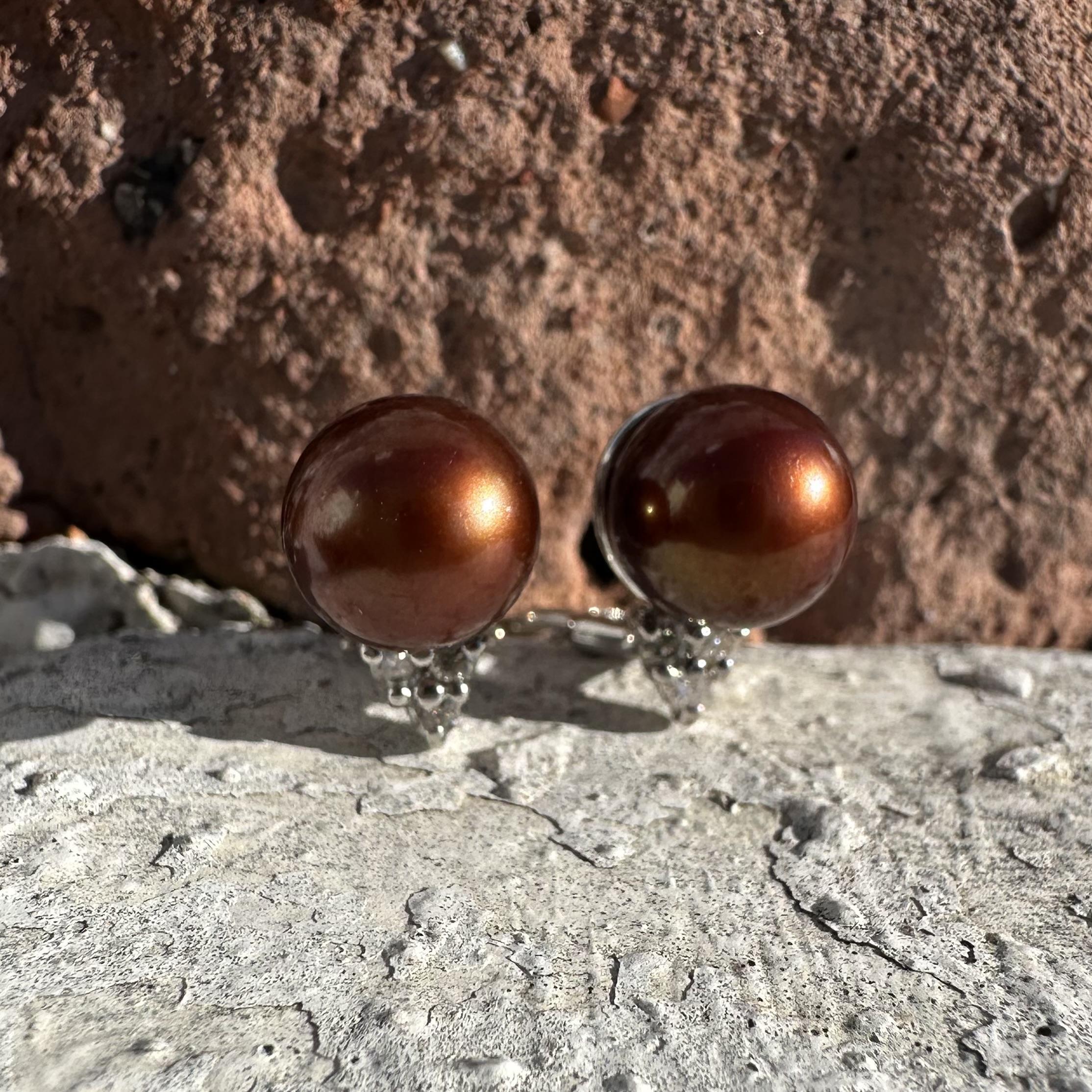 Pendientes Elegantes de Oro Blanco de 14k Perla Marrón Chocolate de 9 mm con Diamante en venta 9