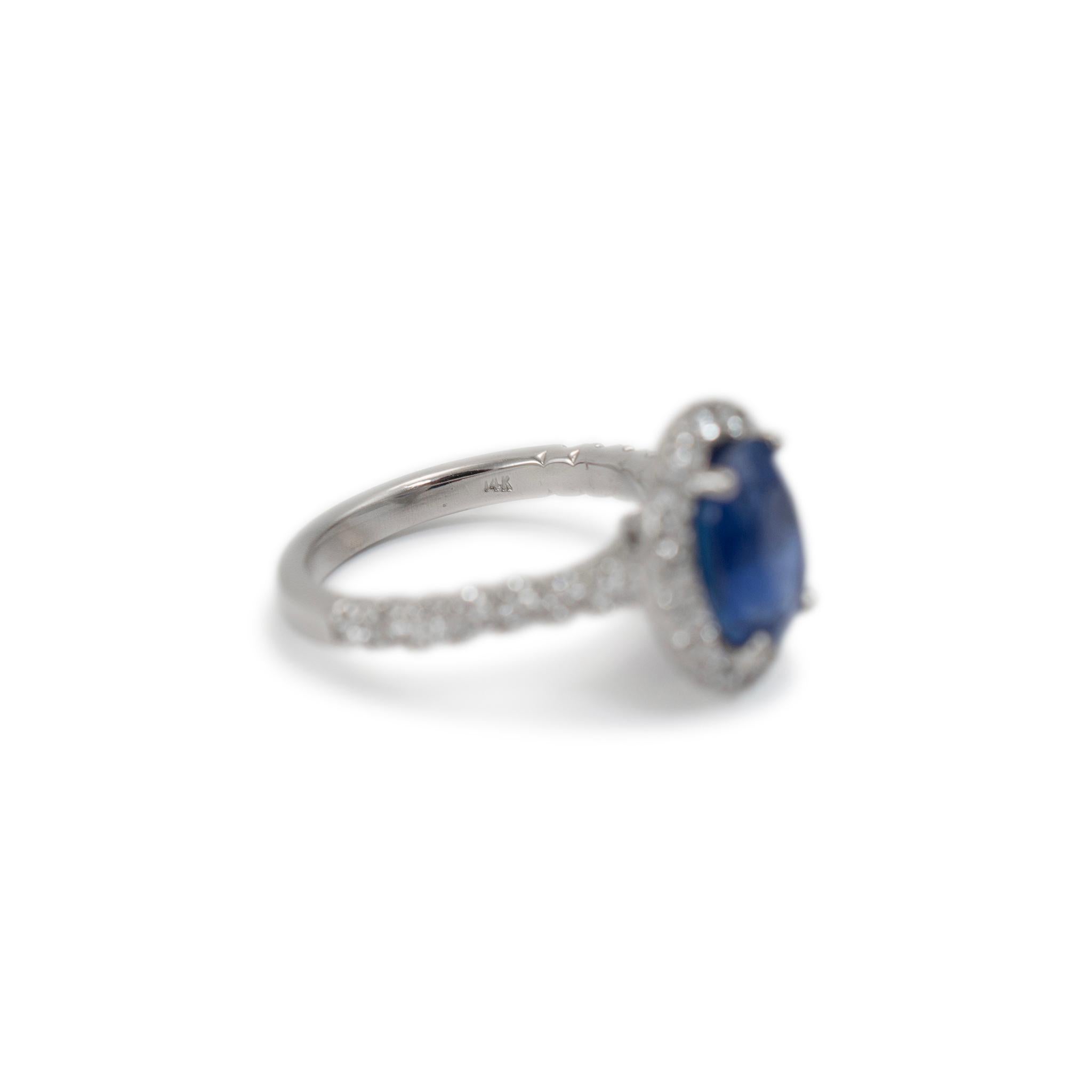 Anillo de cóctel de oro blanco de 14 quilates AGL Ceilán 3,54 ct Zafiro ovalado Halo de diamantes en venta 1