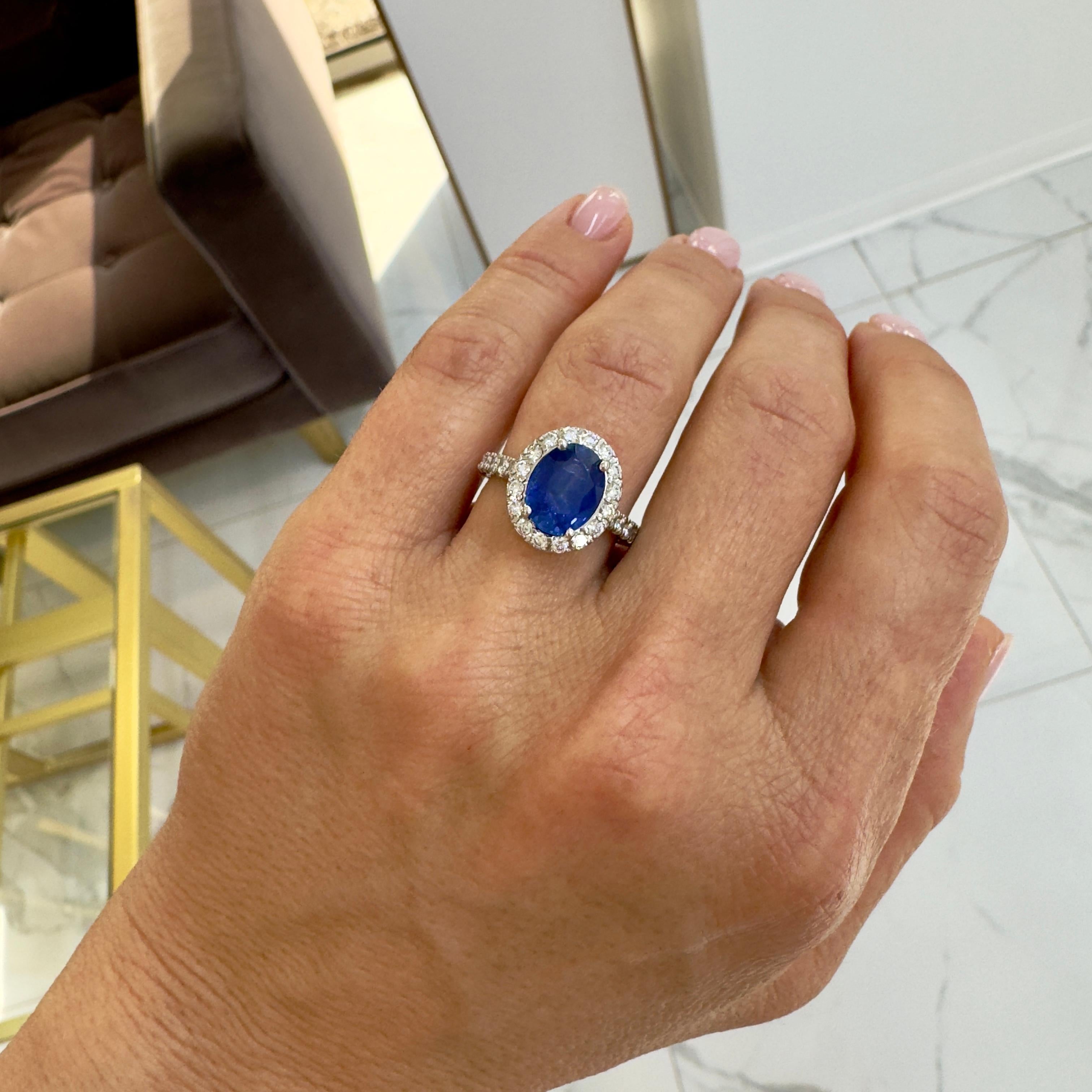 Anillo de cóctel de oro blanco de 14 quilates AGL Ceilán 3,54 ct Zafiro ovalado Halo de diamantes en venta 3