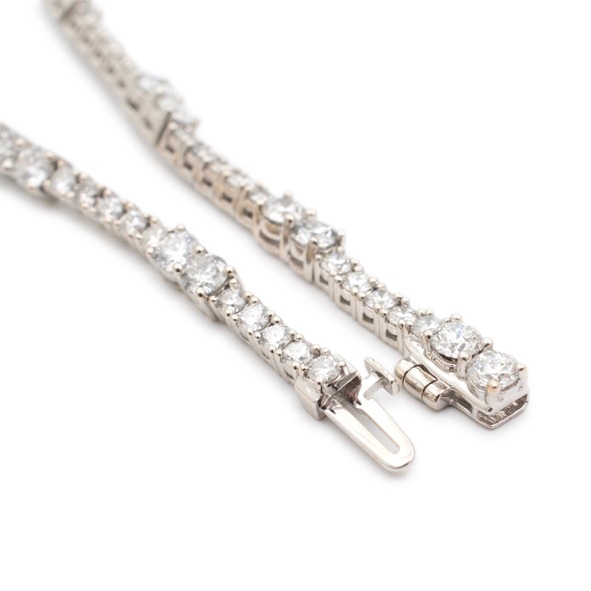 14K White Gold Alternate Design 5.07ct. Diamond Tennis Bracelet In Excellent Condition For Sale In Houston, TX