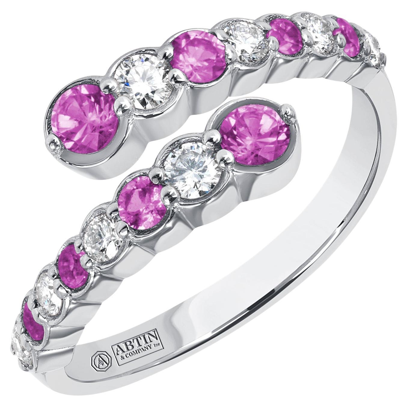 Bypass-Ringband aus 14 Karat Weißgold mit abwechselnd Diamant und rosa Saphir in der Lünette 