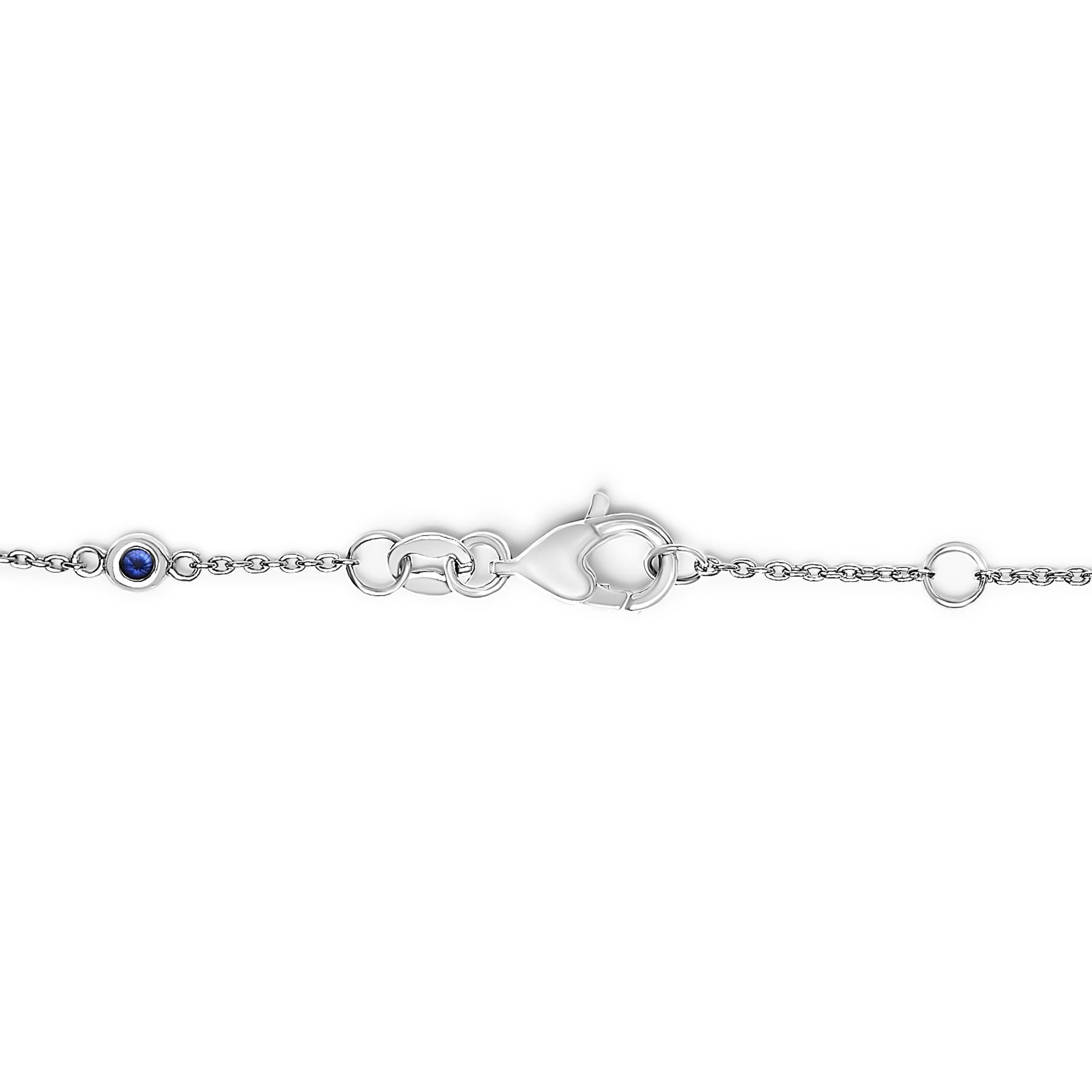 Eleganz und Raffinesse mit diesem exquisiten Armband aus 14 Karat Weißgold, das für zusätzlichen Glanz rhodiniert ist. Dieser Schatz besteht aus neun Stationen mit faszinierenden, runden blauen Saphiren und strahlend weißen Diamanten. Jeder