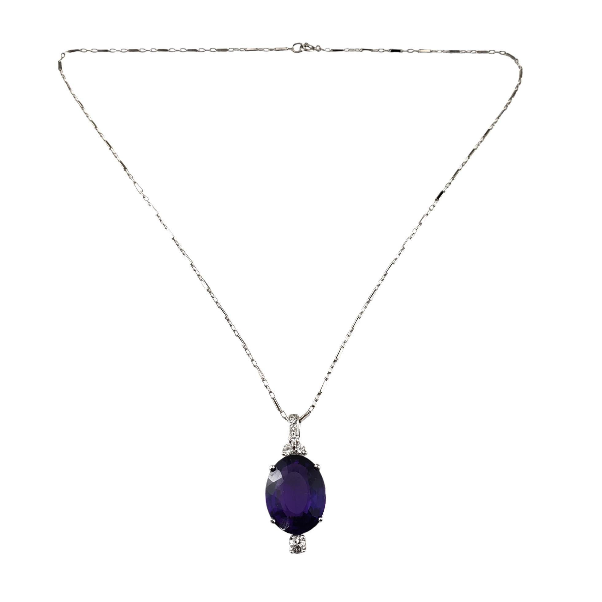 Collier pendentif en or blanc 14K avec améthyste et diamant certifié JAGi

Ce magnifique collier pendentif comporte une améthyste de taille ovale (16,5 mm x 13,2 mm) et sept diamants ronds de taille brillante sertis dans de l'or blanc classique 14K.
