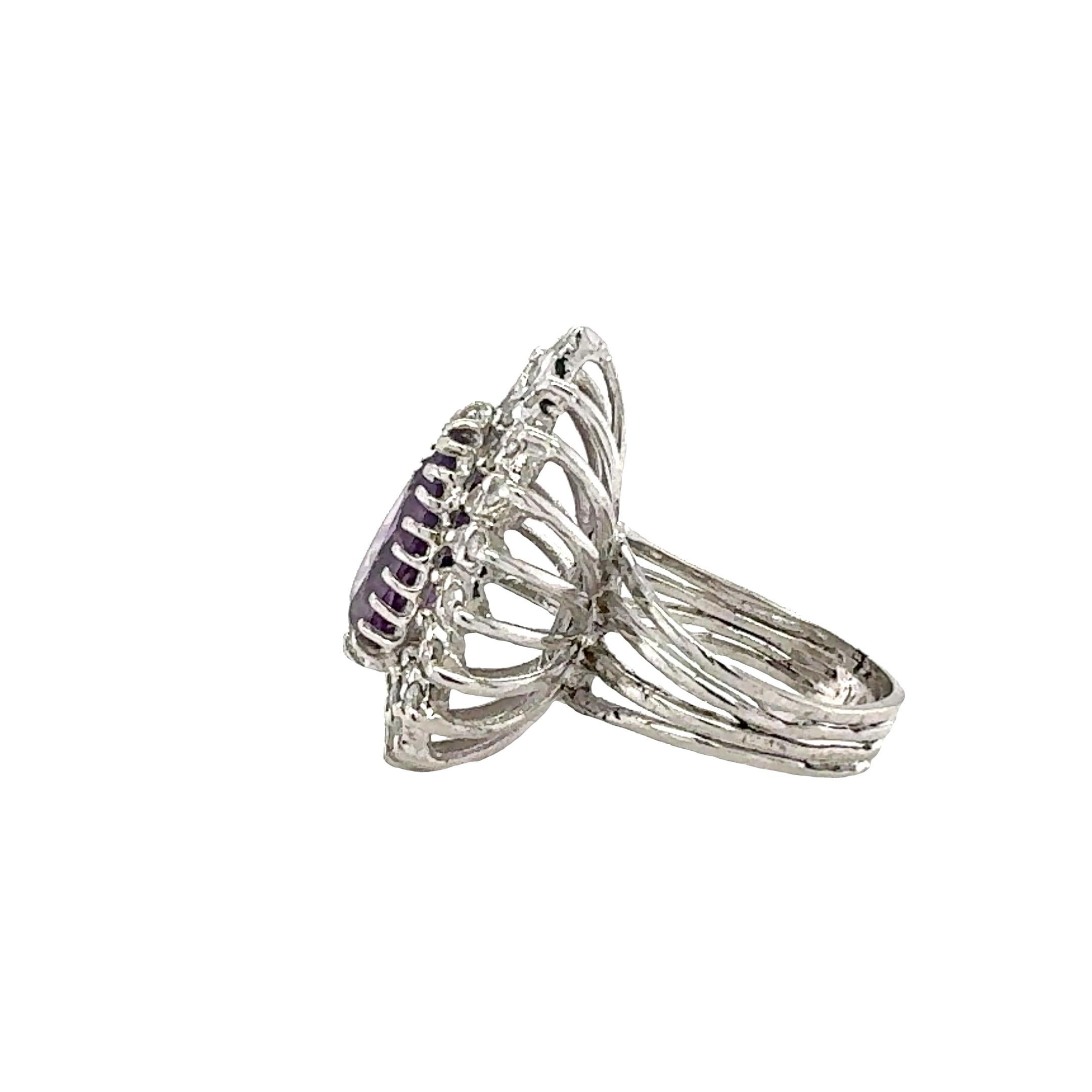 Dieser atemberaubende 14-karätige Weißgoldring aus der Mitte des Jahrhunderts zeigt in der Mitte einen wunderschönen Amethysten im Birnenschliff mit einem Gewicht von etwa 2,70 Karat. Der lebhafte Amethyst ist von 40 Diamanten im Einzelschliff mit