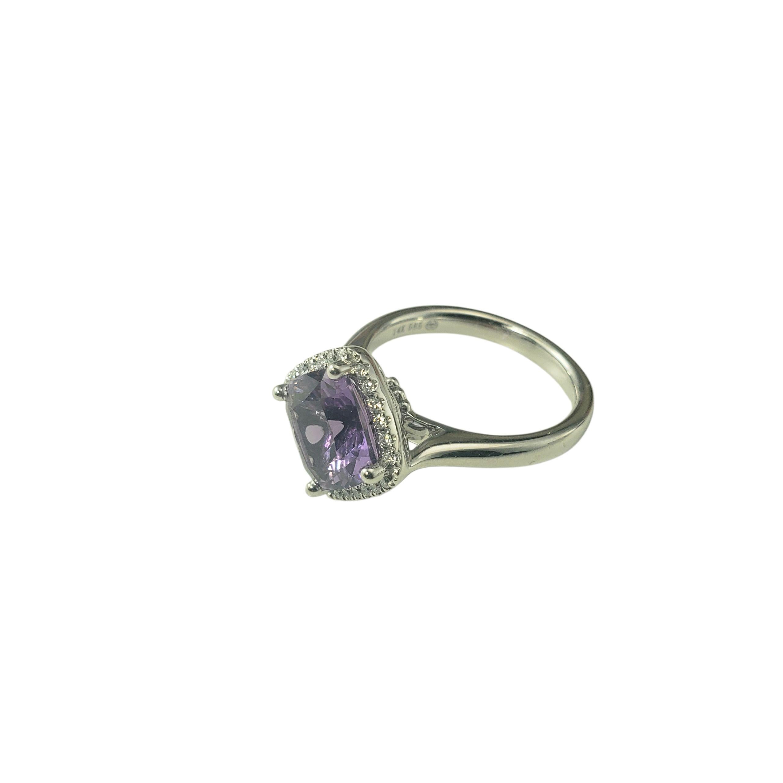 Bague en or blanc 14 carats avec améthyste et diamant Taille 7 JAGi Certified-

Élégante et attrayante, cette bague de style cathédrale en or blanc 14 carats est ornée d'une superbe améthyste carrée à taille coussin entourée de 24 diamants ronds de