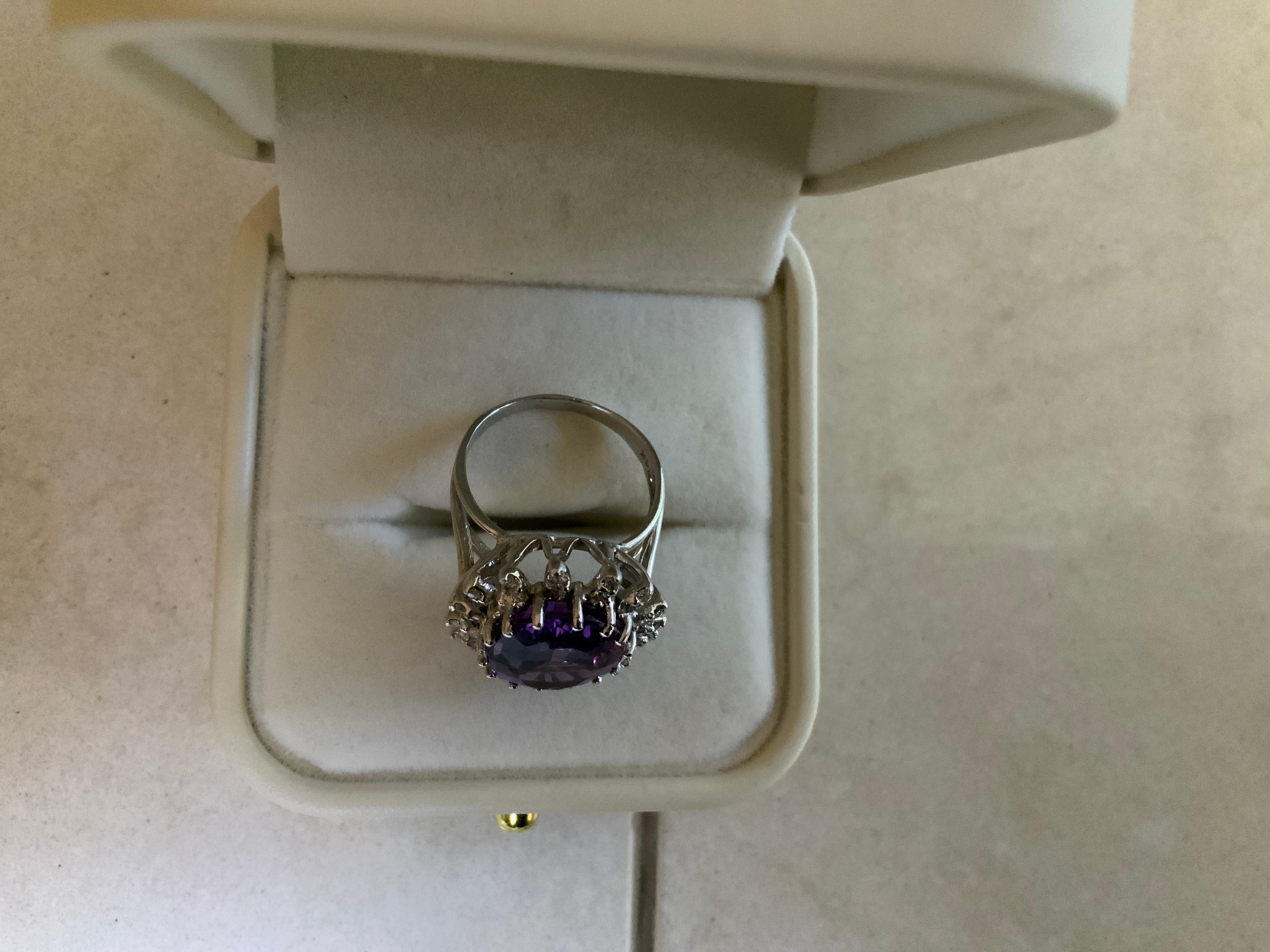 Taille ovale Bague en or blanc 14K avec améthyste et diamant en vente