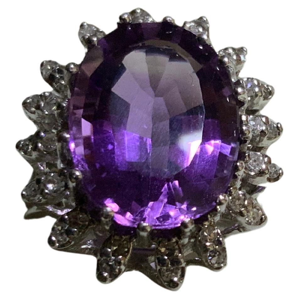 Anillo de oro blanco de 14 quilates con amatista y diamantes