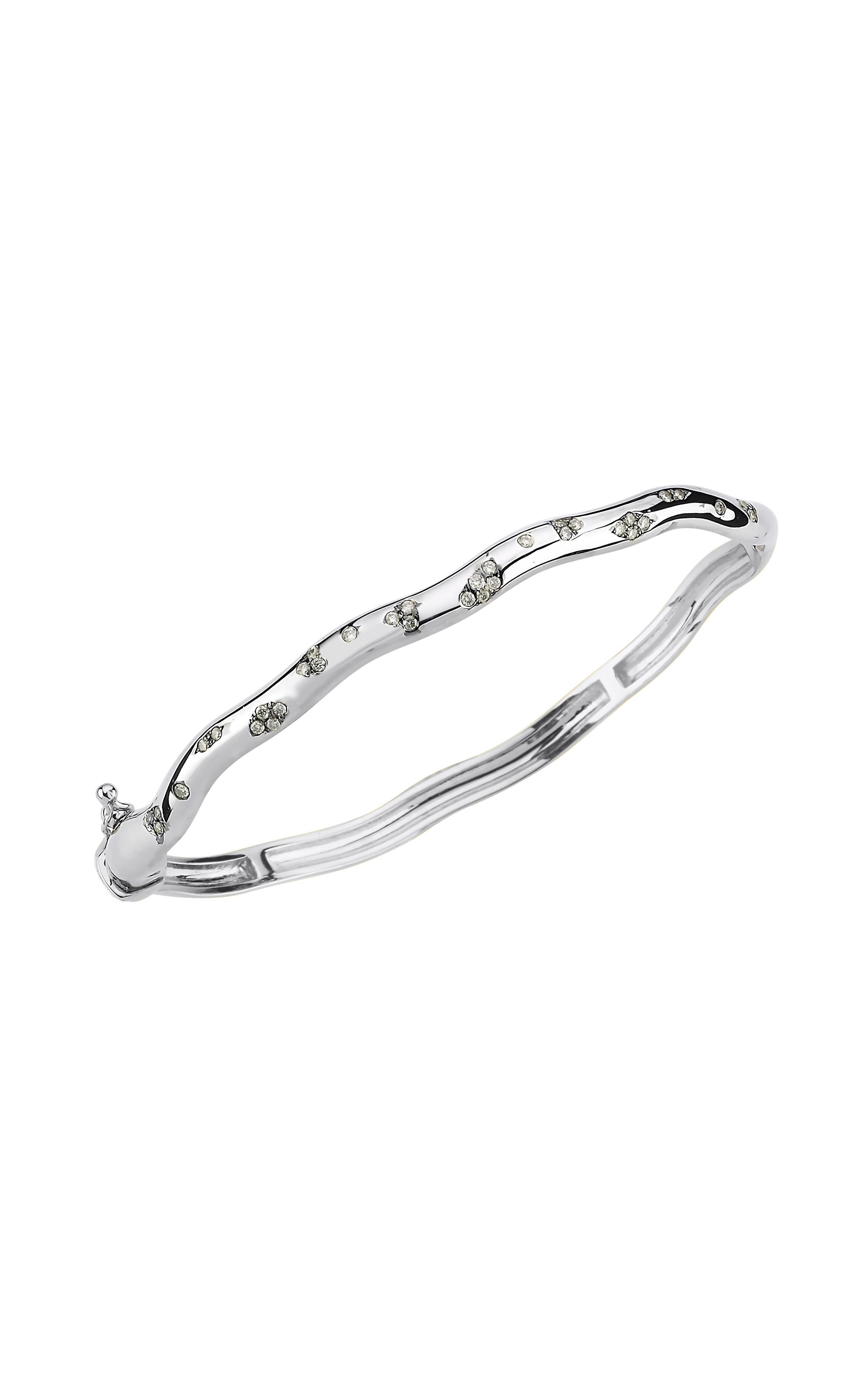 Questi bellissimi bracciali a forma di amorfo possono essere indossati impilati o da soli per un look classico. 