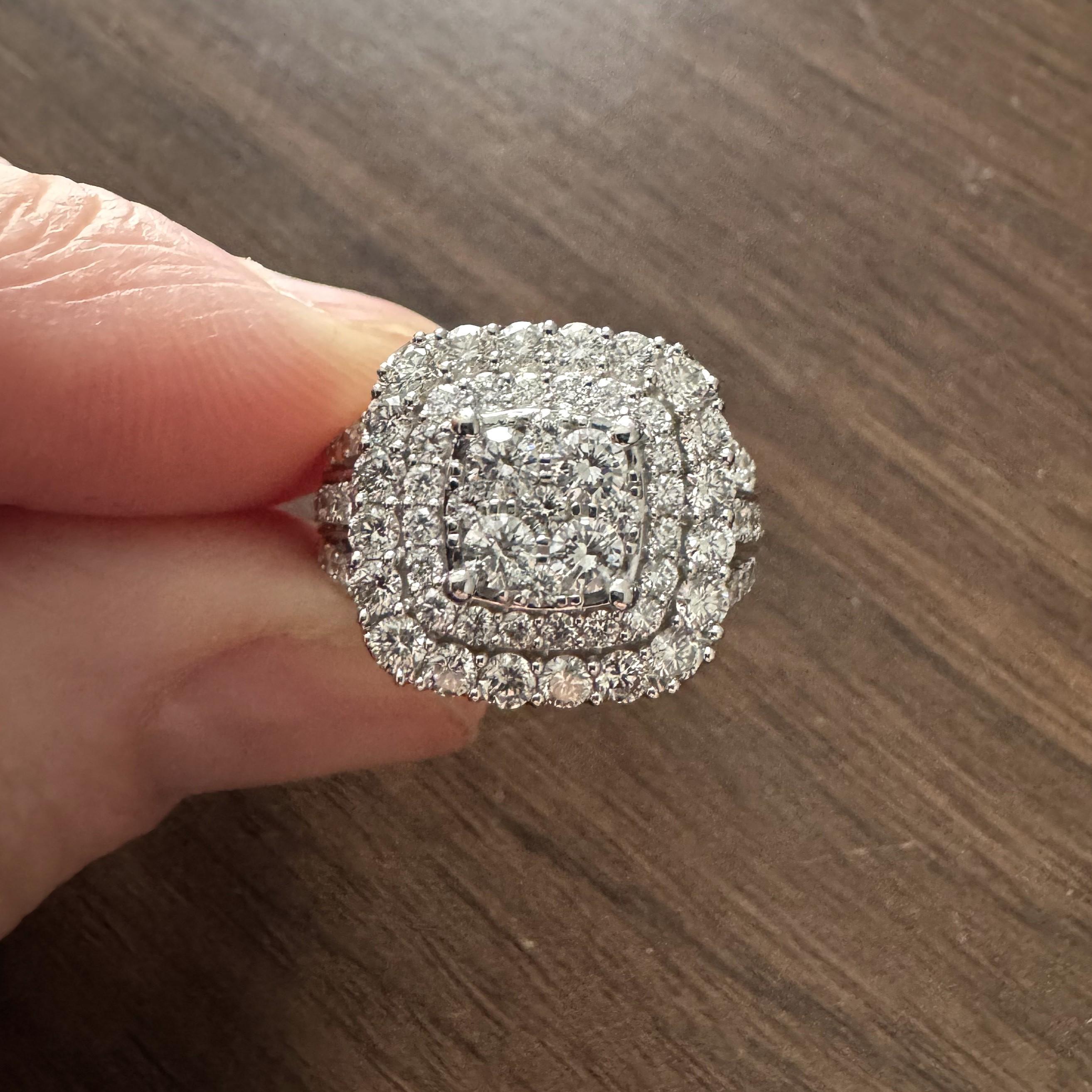 Zustand:  Ausgezeichneter Condit, Professionell gereinigt und poliert
Metall: 14k Gold (markiert und professionell getestet)
Gewicht: 9,5 g
Diamanten:  3,25cttw Rundschliff Naturdiamanten
Farbe und Reinheit des Diamanten:  H/I und Si2
Breite: 16 mm
