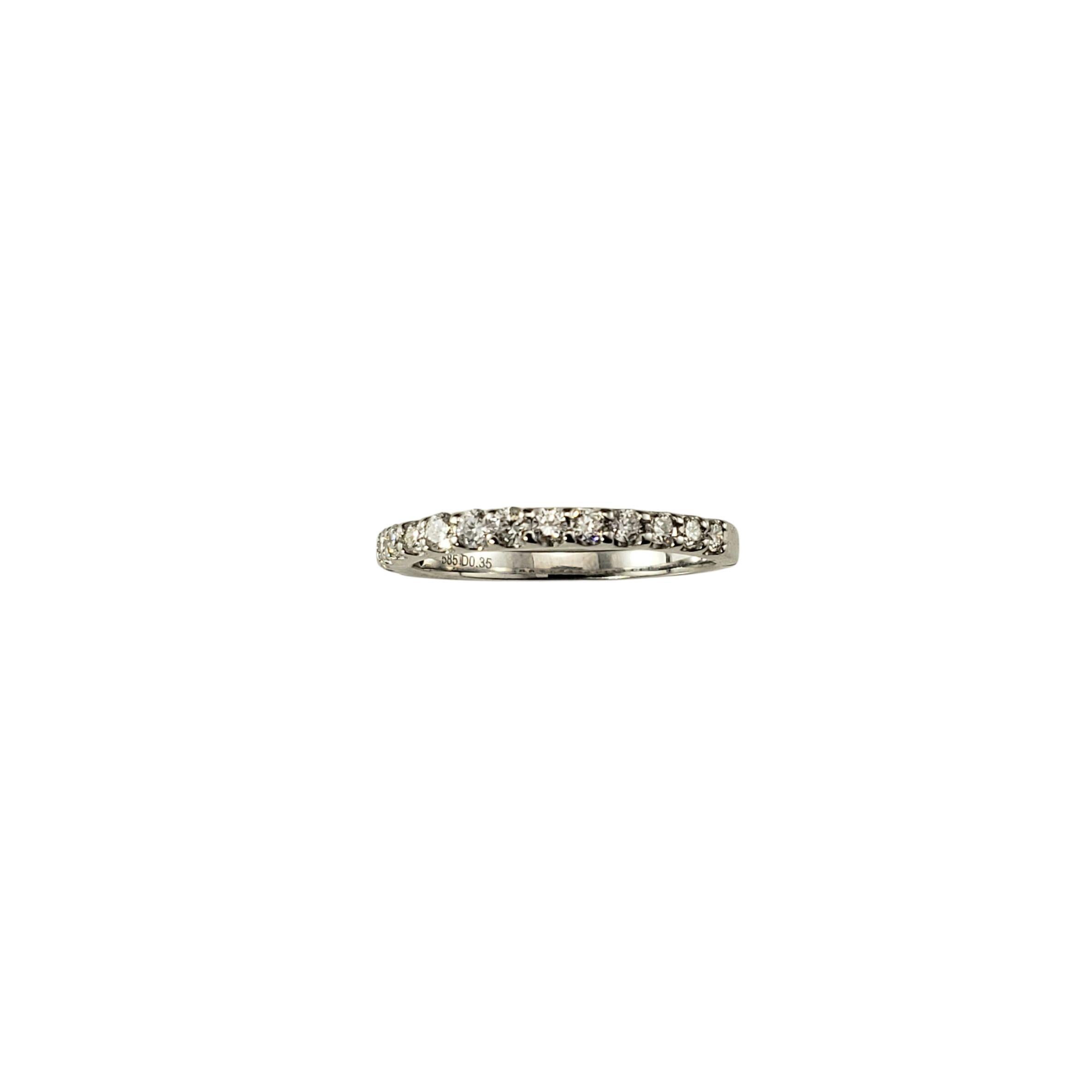 Bague en or blanc 14K et diamants Taille 7

Intemporel et polyvalent, ce bracelet étincelant est orné de 15 diamants ronds de taille brillante sertis dans de l'or blanc 14K. Un look classique qui se marie à merveille avec les bagues de fiançailles,