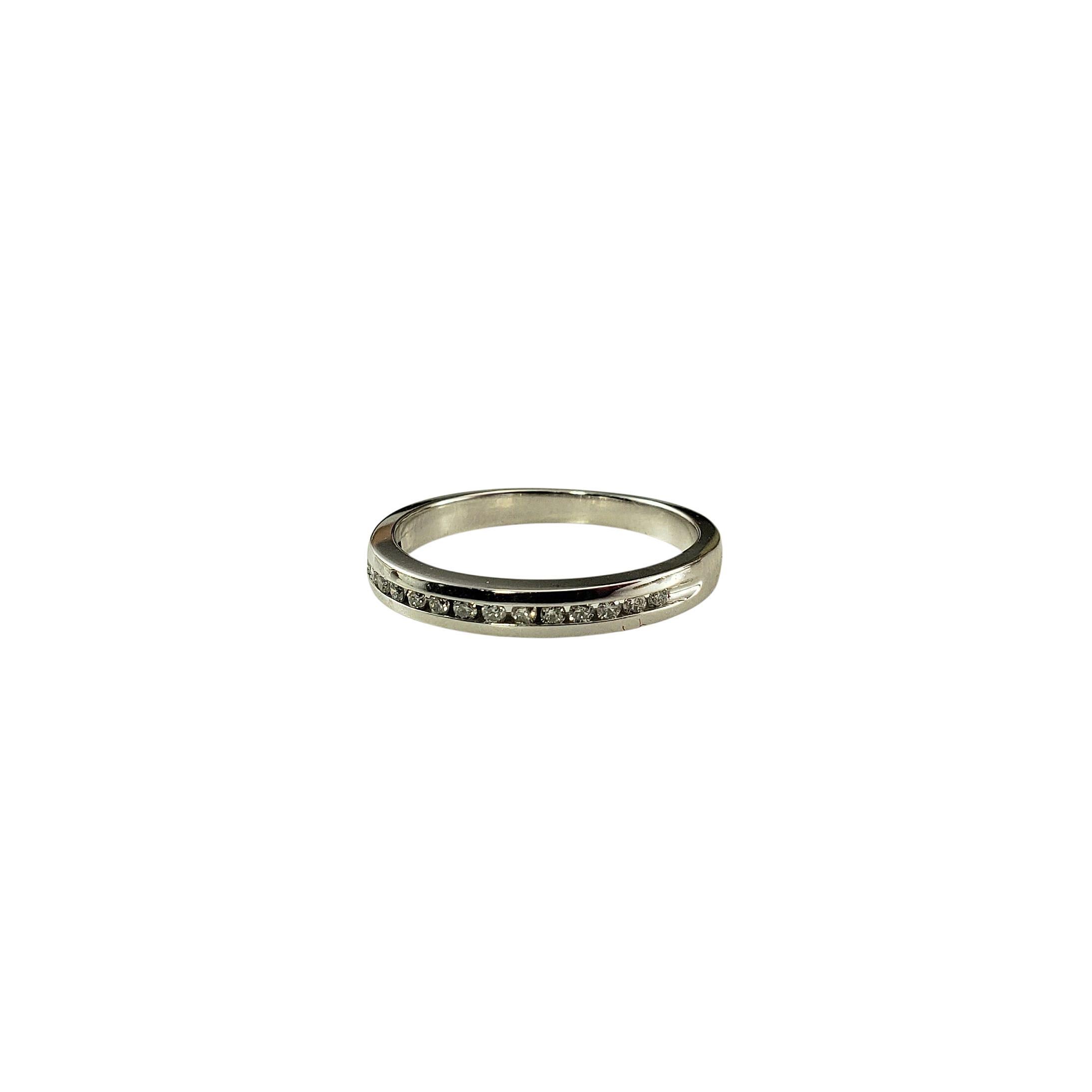 Anello a fascia in oro bianco 14K e diamanti misura 8

Questa classica fascia in oro bianco 14K è incastonata con 16 diamanti rotondi taglio brillante, che aggiungono la giusta quantità di scintille. Perfetto come fede nuziale, anello di