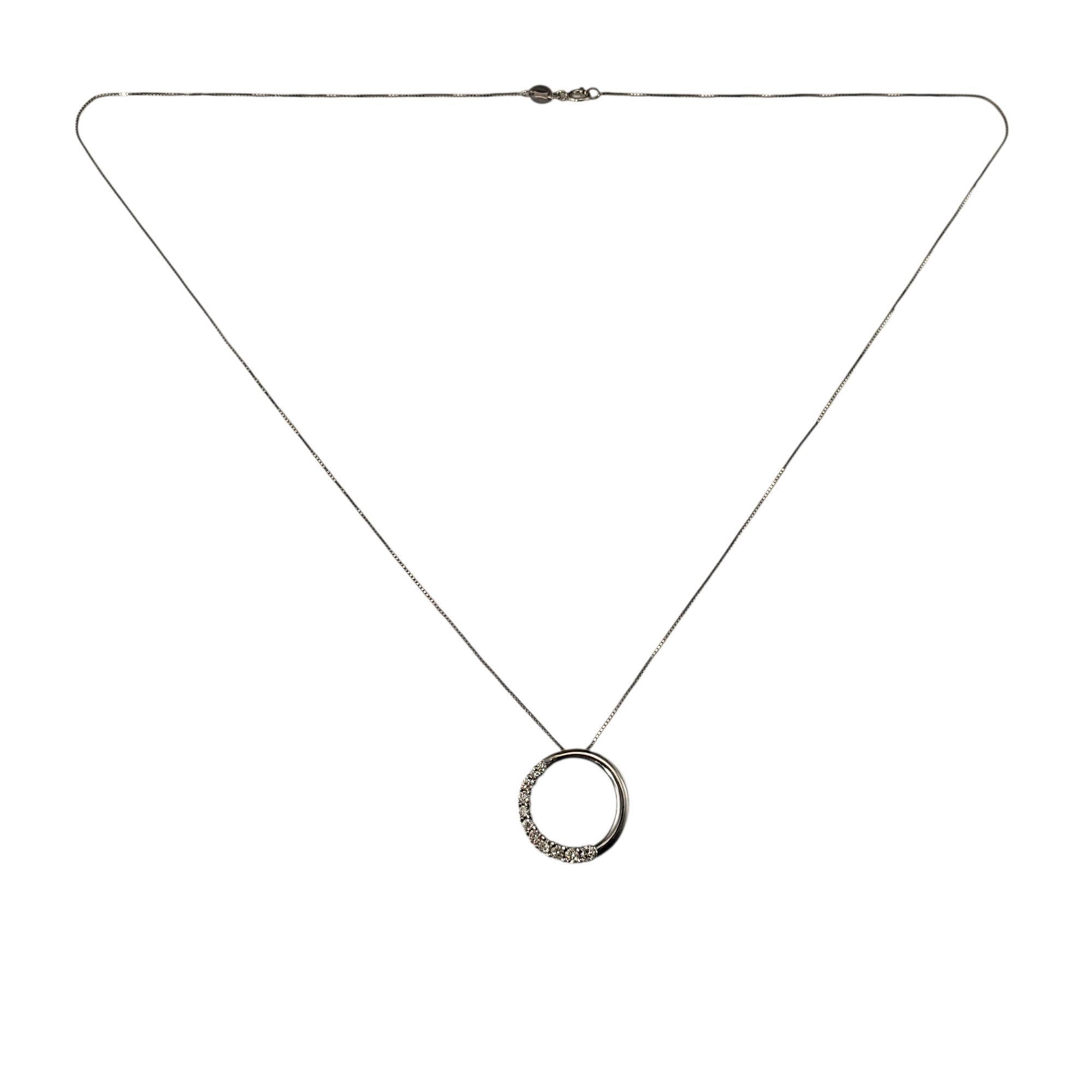 14 Karat Weißgold und Diamanten Anhänger Anhänger Halskette-

Dieser kreisförmige Anhänger aus 14-karätigem Weißgold ist elegant und minimalistisch, mit einem Hauch von Funkeln. 11 schimmernde runde Diamanten im Brillantschliff sind entlang der
