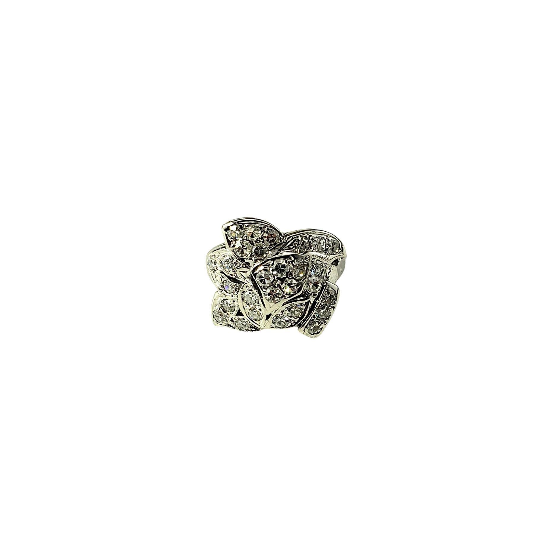 14K Weißgold und Diamant Ring Größe 3,5

In diesem funkelnden Ring sind 27 runde Diamanten im Einzelschliff und ein runder Diamant im Brillantschliff in wunderschön detailliertem 14-karätigem Weißgold gefasst. 

Schaft: 2 mm.
Vorderseite des Rings