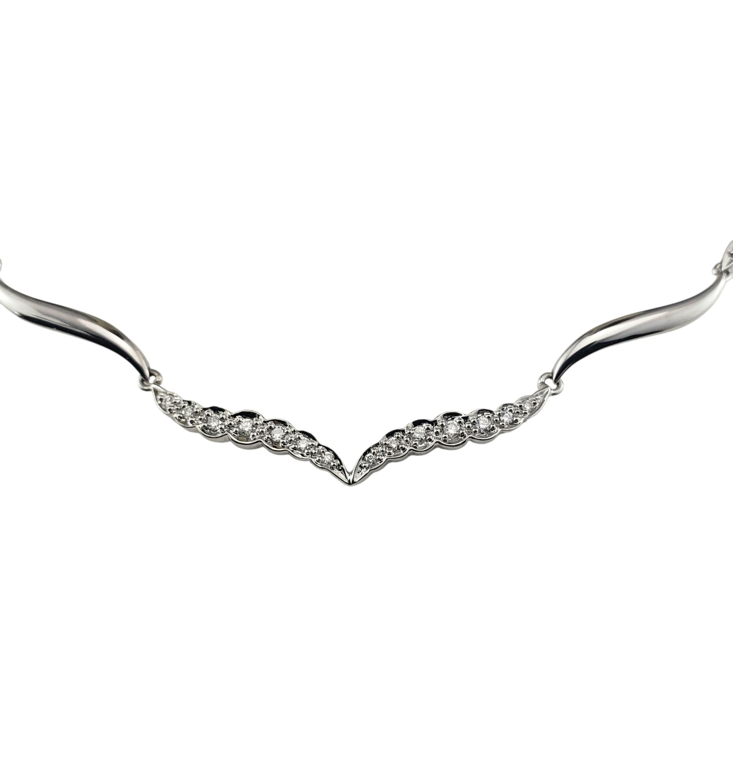 Collier en or blanc 14K à diamants -

Ce collier raffiné en or blanc 14 carats présente une série de diamants blancs taille brillant, élégamment sertis le long d'un motif ondulé qui ajoute une touche de sophistication et d'éclat.

Fabriqué avec