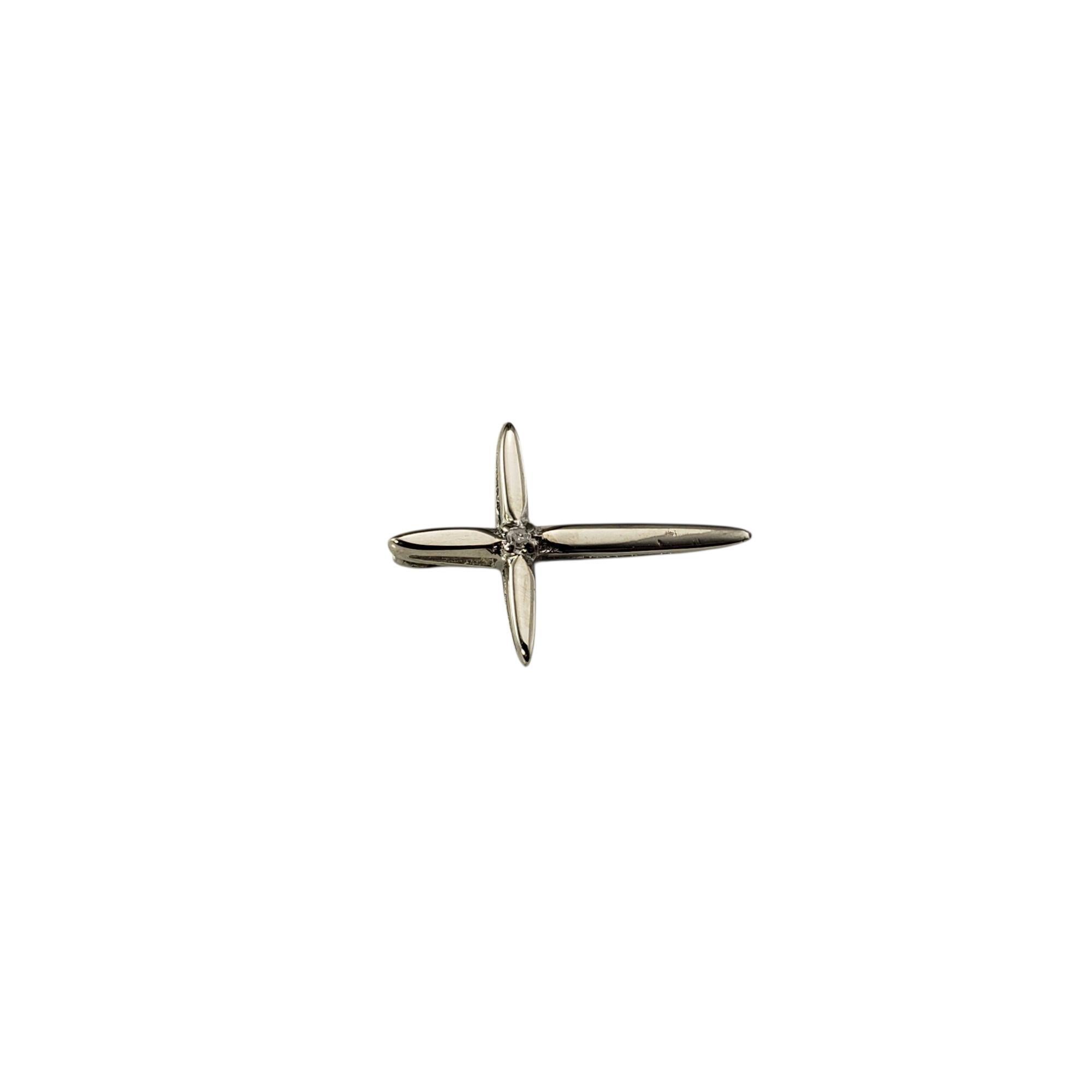 Taille ronde 14K White Gold and Diamond Cross Pendant #22208 en vente