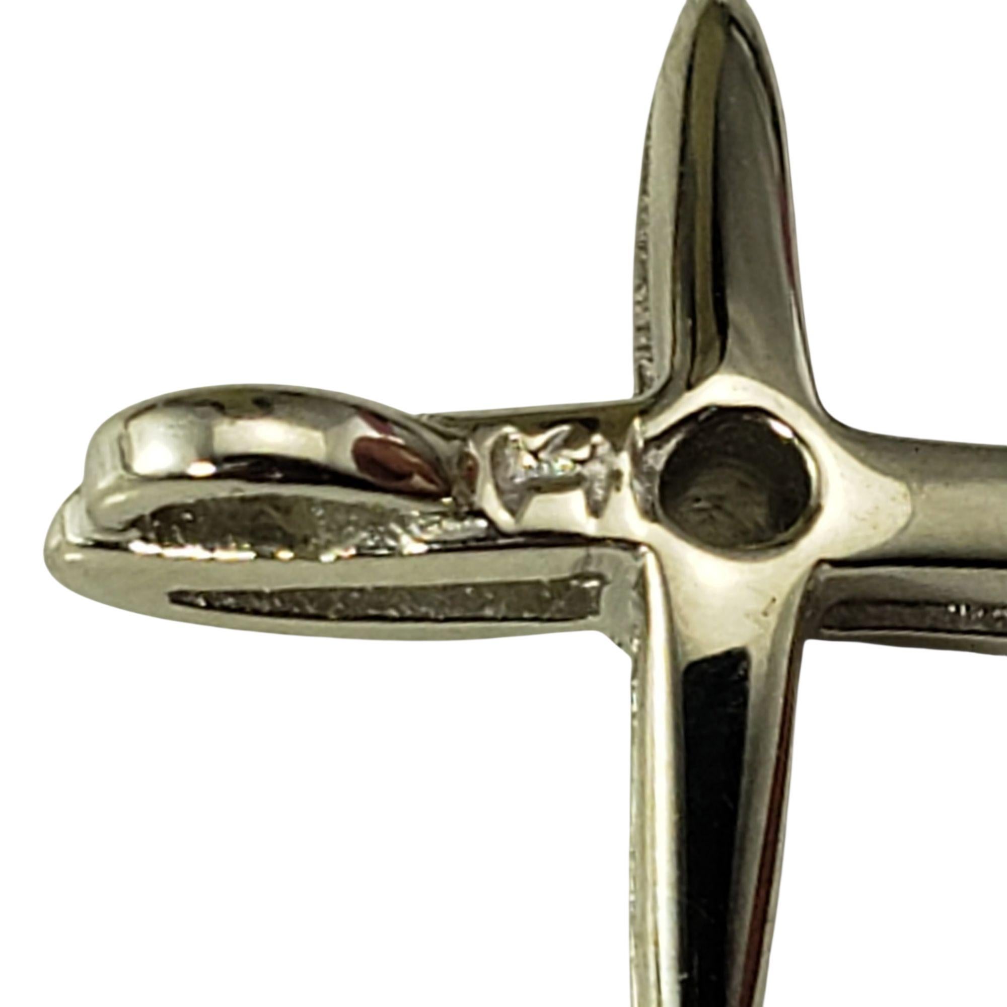 14K White Gold and Diamond Cross Pendant #22208 Pour femmes en vente