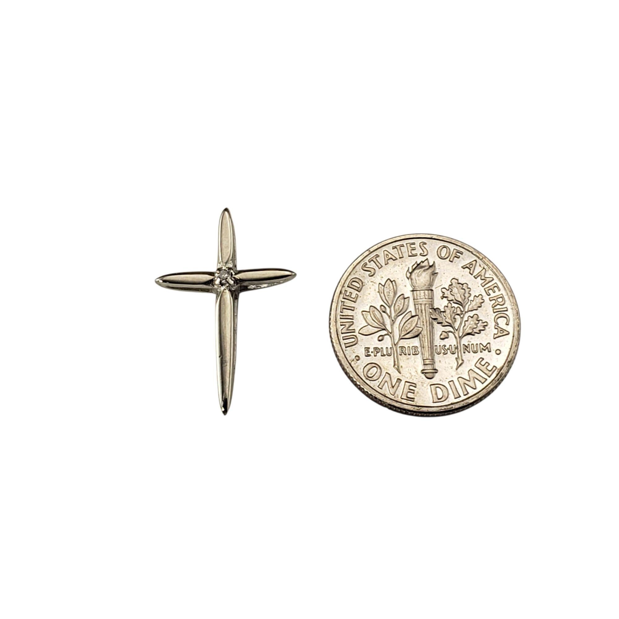 14K White Gold and Diamond Cross Pendant #22208 en vente 1