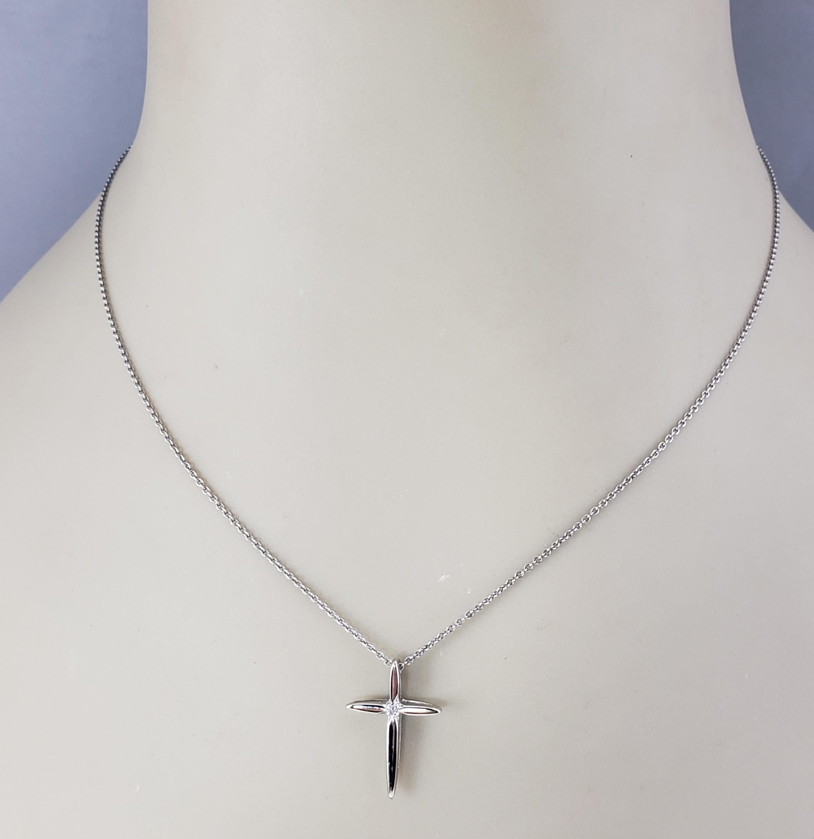 14K White Gold and Diamond Cross Pendant #22208 en vente 2
