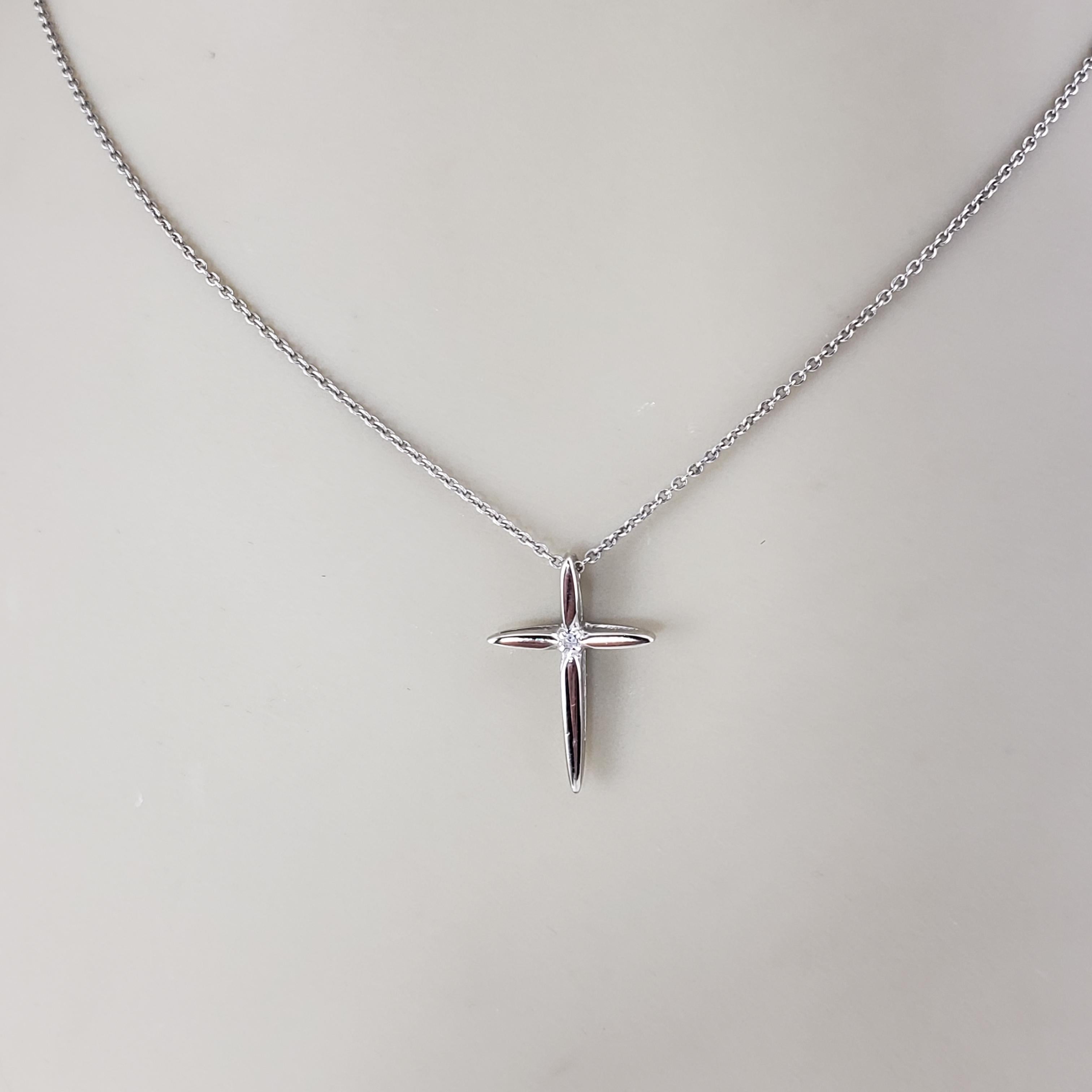 14K White Gold and Diamond Cross Pendant #22208 en vente 3