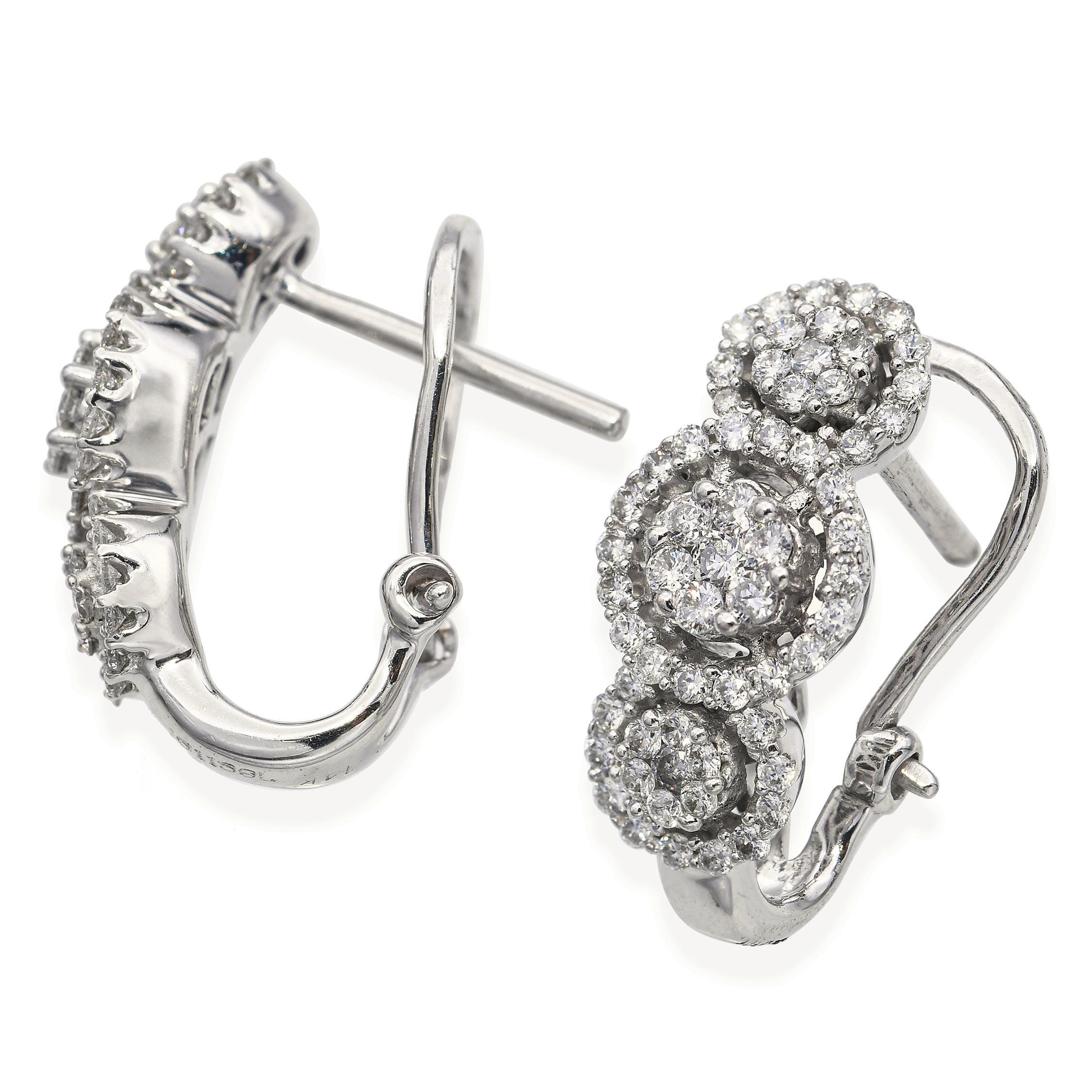 Eleganti e senza tempo, questi orecchini sono realizzati in luminoso oro bianco 14k e incastonati con un totale di circa 0,65 carati di diamanti scintillanti. Il design rappresenta un perfetto equilibrio tra raffinatezza e versatilità quotidiana,
