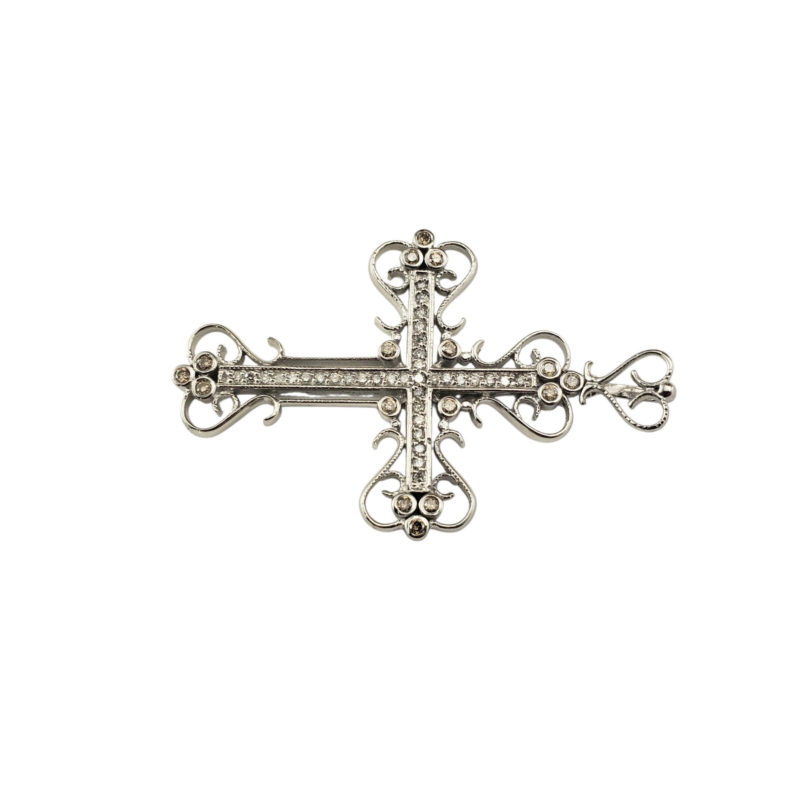 Ciondolo a forma di croce in filigrana in oro bianco 14K e diamanti.

Elegante e dettagliato, questo pendente a forma di croce in oro bianco 14K presenta un'intricata filigrana traforata arricchita da 35 diamanti bianchi taglio brillante e 16