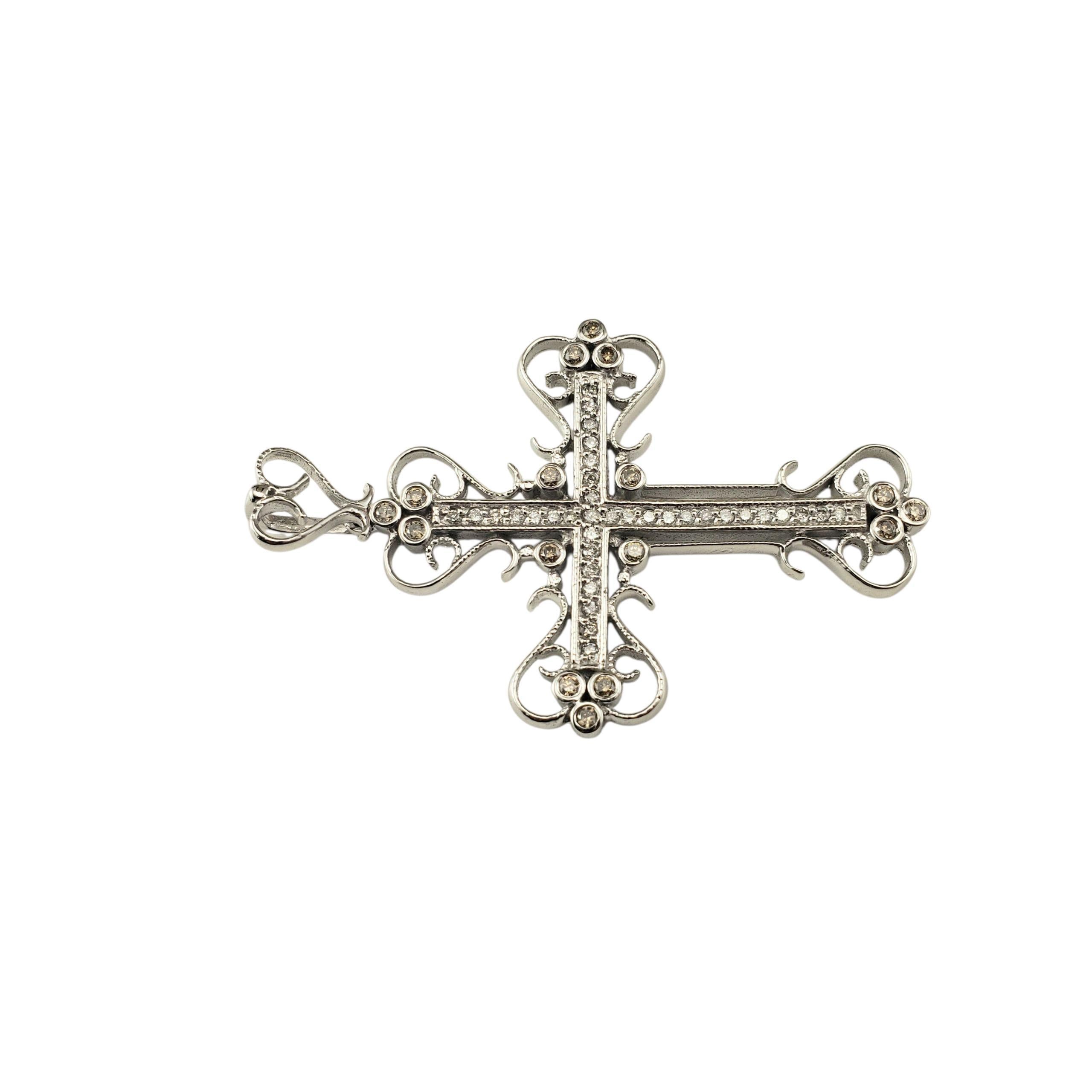 Taglio brillante Ciondolo a croce in filigrana in oro bianco 14K e diamanti #22773 in vendita