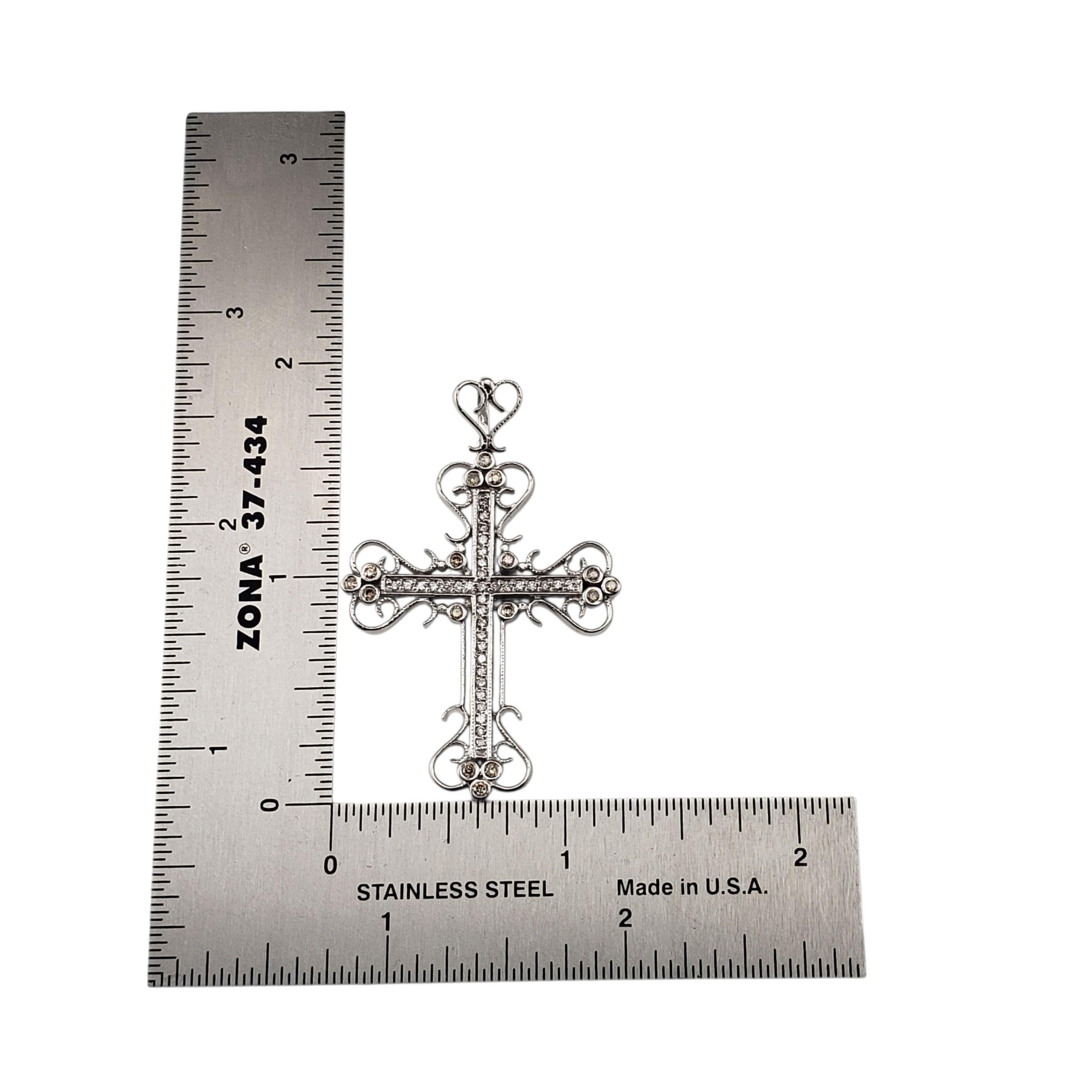 Ciondolo a croce in filigrana in oro bianco 14K e diamanti #22773 in vendita 1