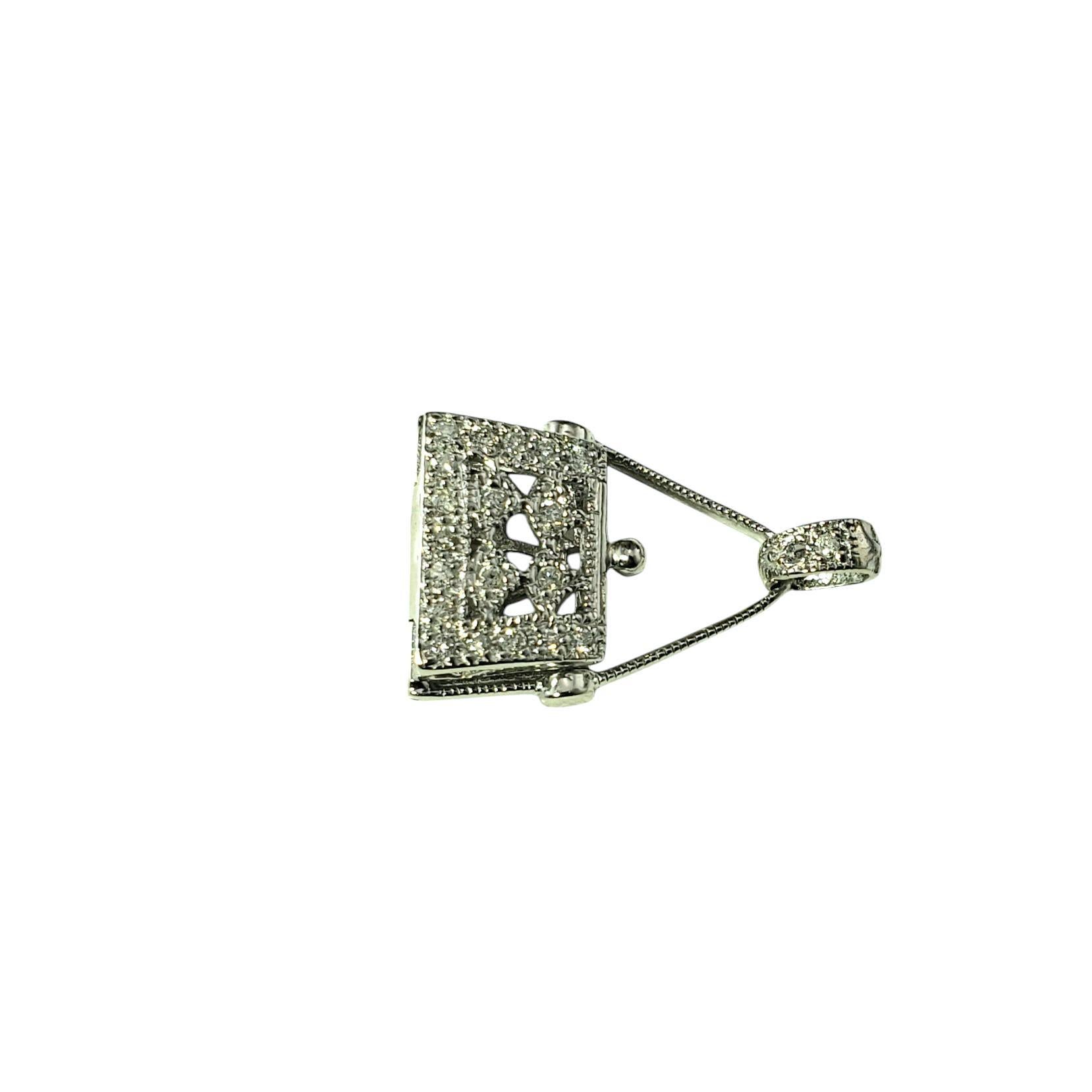 Charm da borsetta in oro bianco 14 carati e diamanti...

Questo divertente charm da borsetta è l'accessorio definitivo per le fashioniste! Questa borsetta a misura di pinta scintilla con 21 diamanti rotondi taglio brillante incastonati in oro bianco