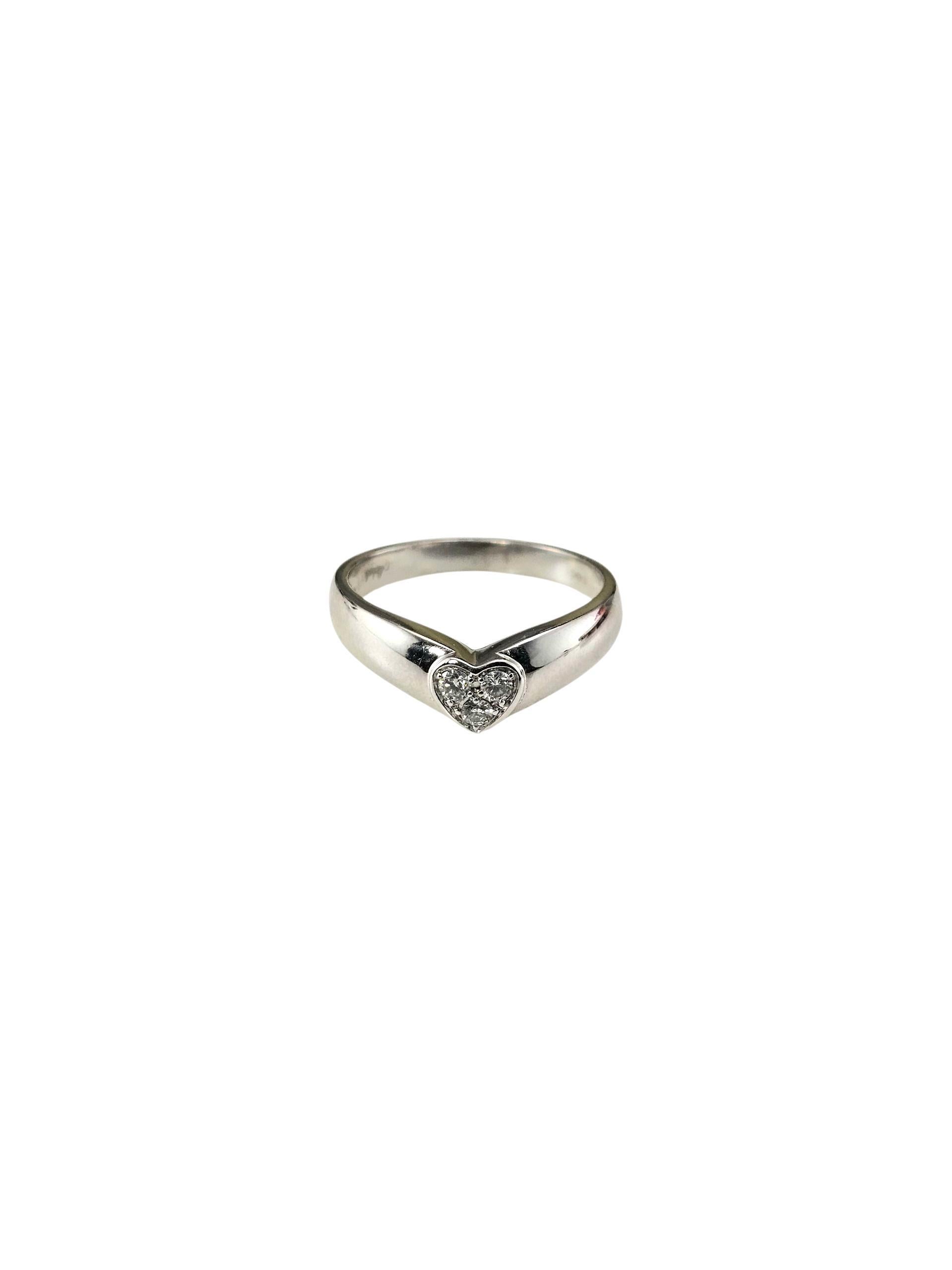 Bague en or blanc 14K et diamant en forme de coeur Taille 6.5-6.75

Un design doux et intemporel composé d'un anneau en or blanc 14 carats poli avec un petit cœur en son centre, terminé par une grappe de trois diamants ronds de taille brillant. Un