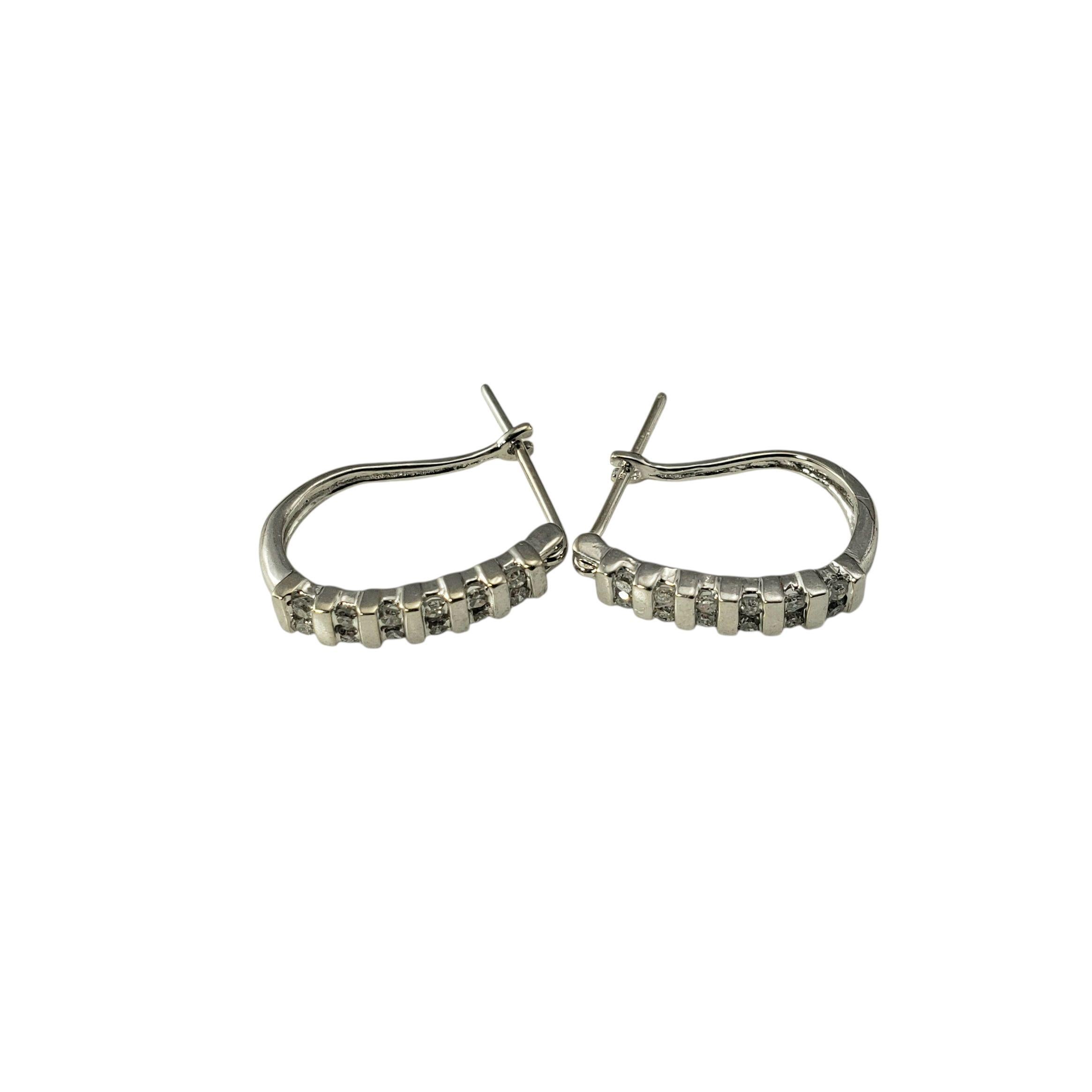 Orecchini a cerchio Huggie in oro bianco 14K-

Questi eleganti orecchini a cerchio sono caratterizzati da 12 diamanti rotondi taglio brillante incastonati nell'oro bianco 14 carati. Questi cerchi passano dal giorno alla sera con facilità.

Peso