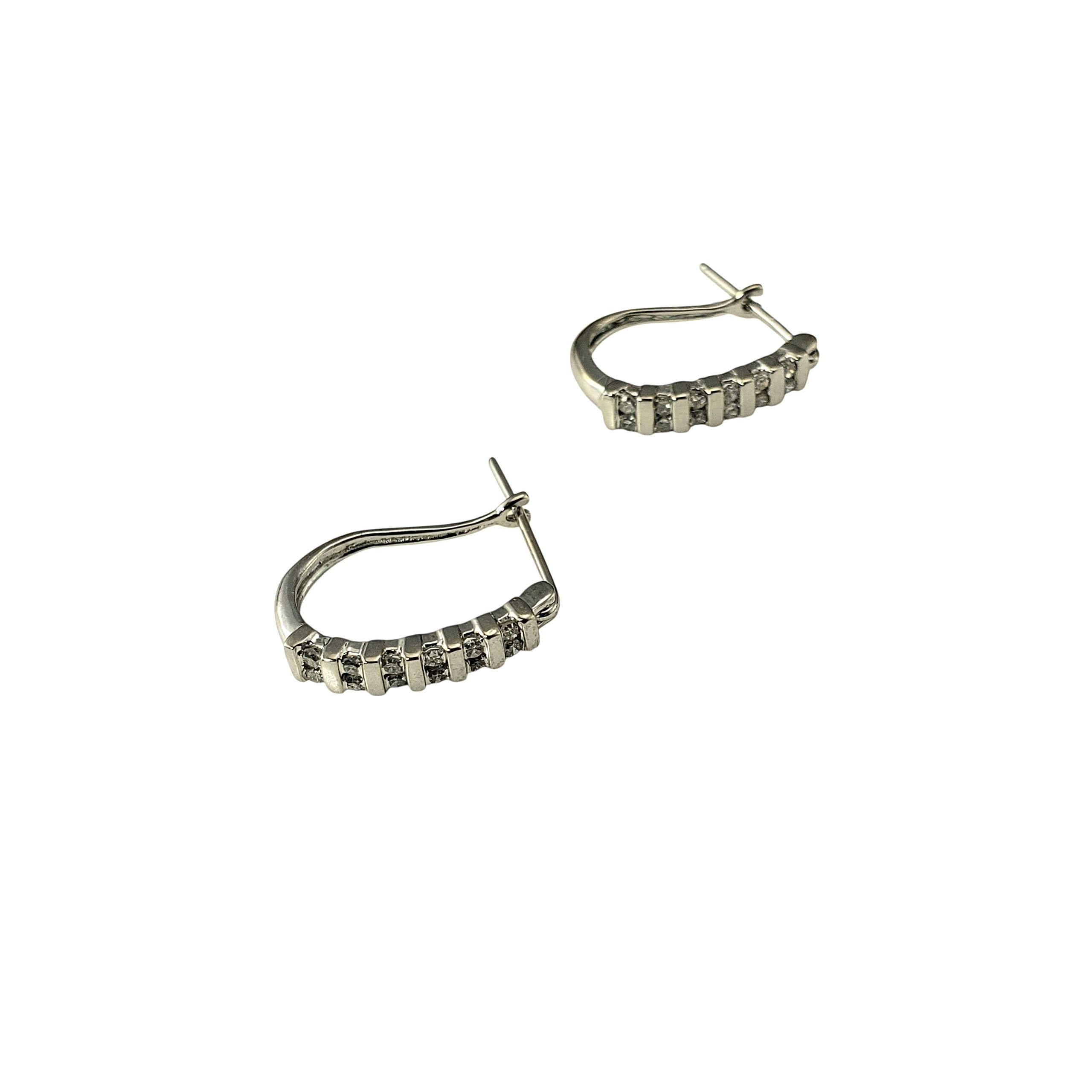 Taglio singolo Orecchini a cerchio Huggie in oro bianco 14K e diamanti #22539 in vendita