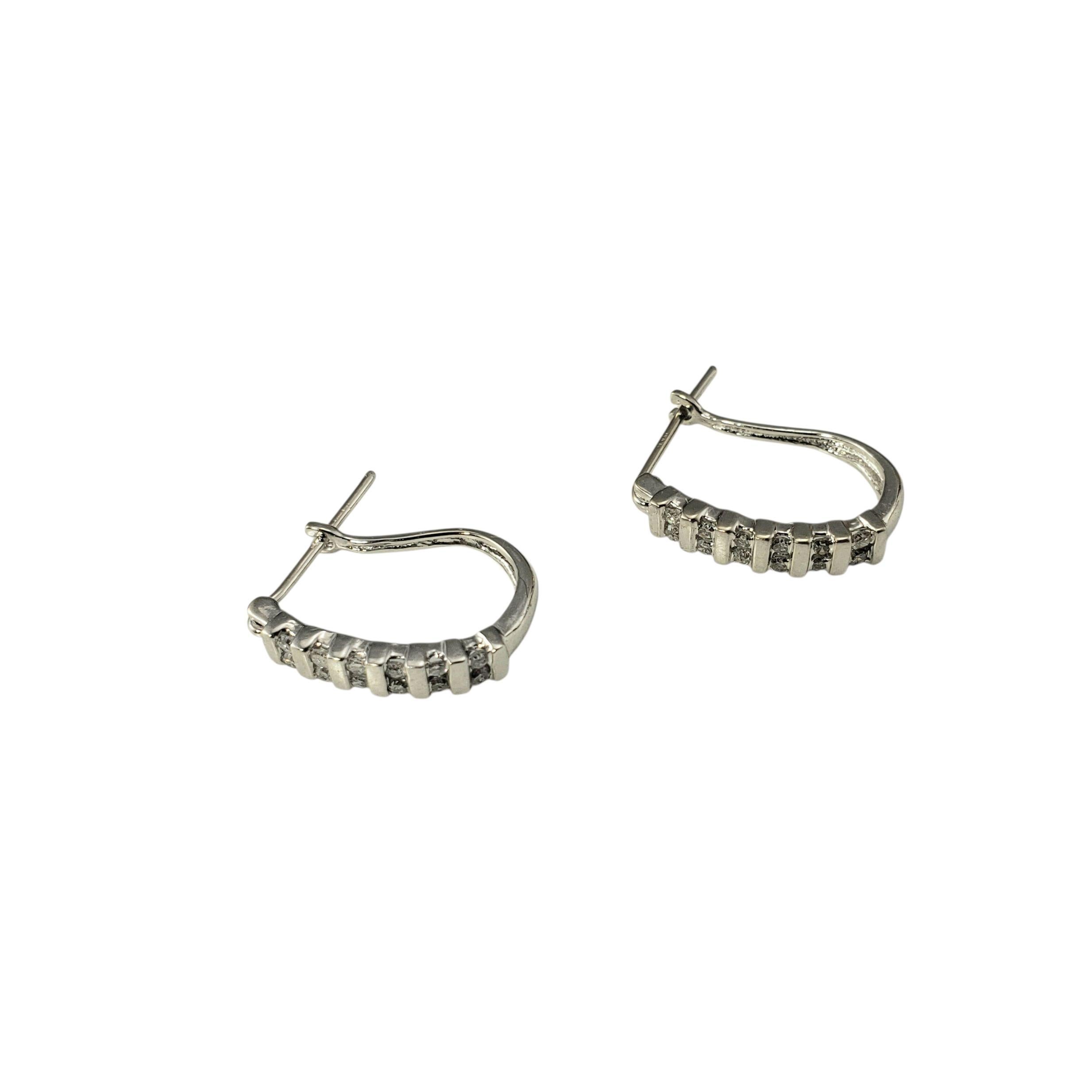 Orecchini a cerchio Huggie in oro bianco 14K e diamanti #22539 In condizioni buone in vendita a Washington Depot, CT