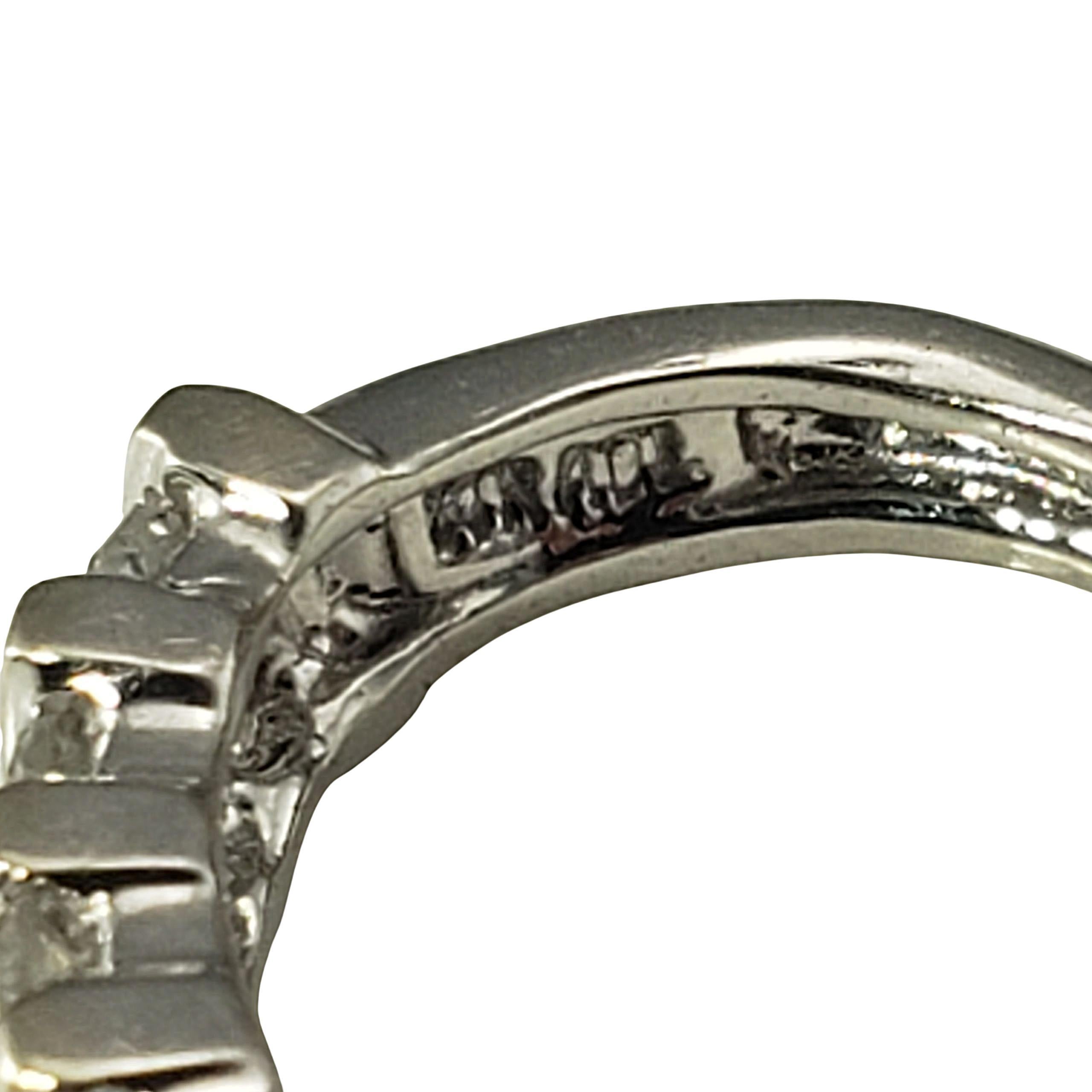 Orecchini a cerchio Huggie in oro bianco 14K e diamanti #22539 in vendita 1